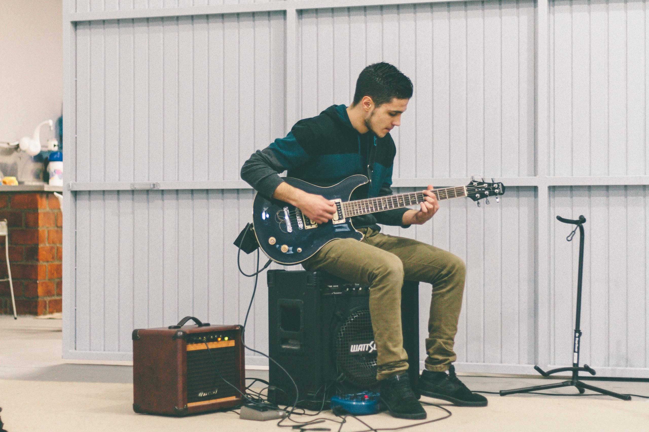 Man speelt gitaar