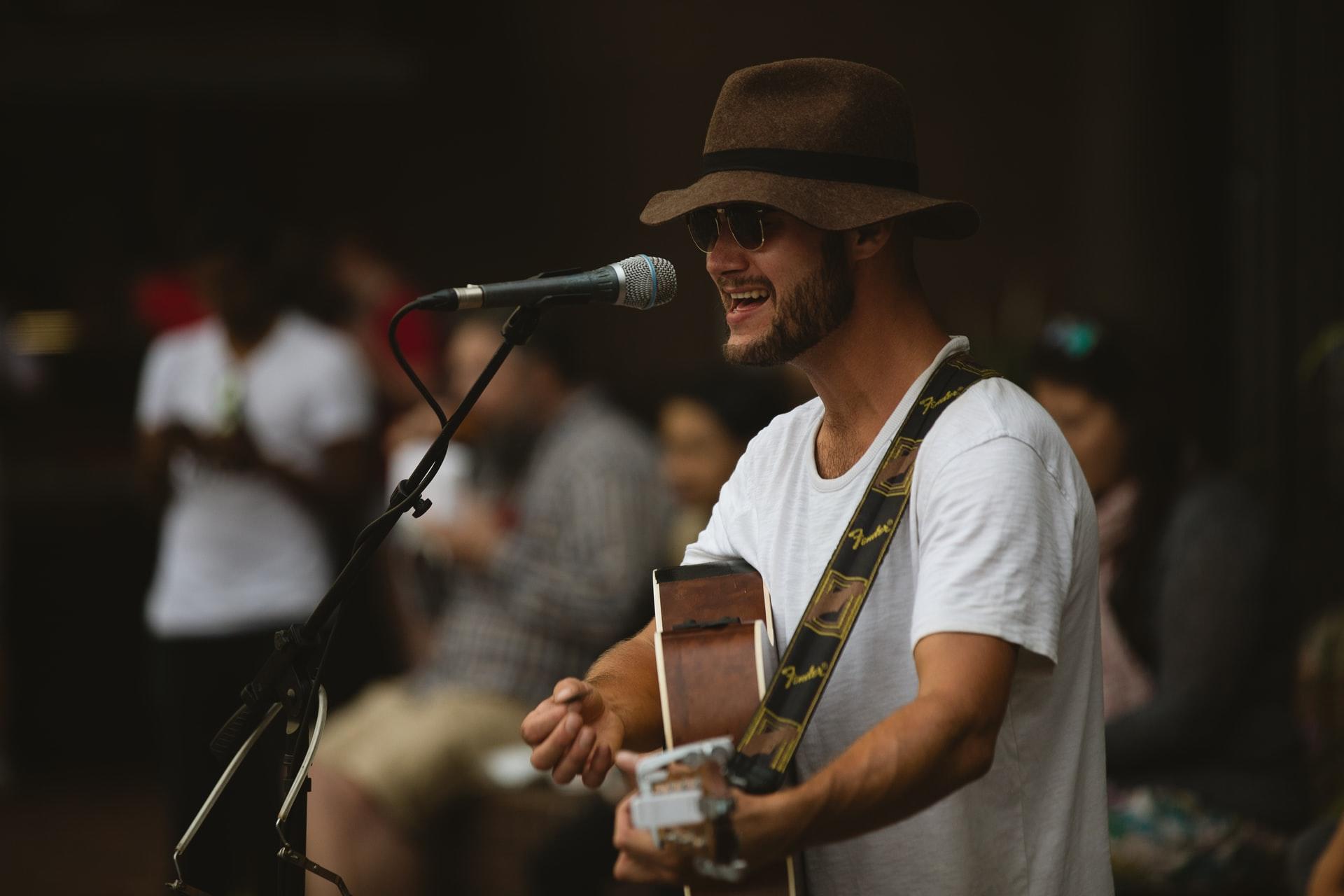 Man speelt gitaar