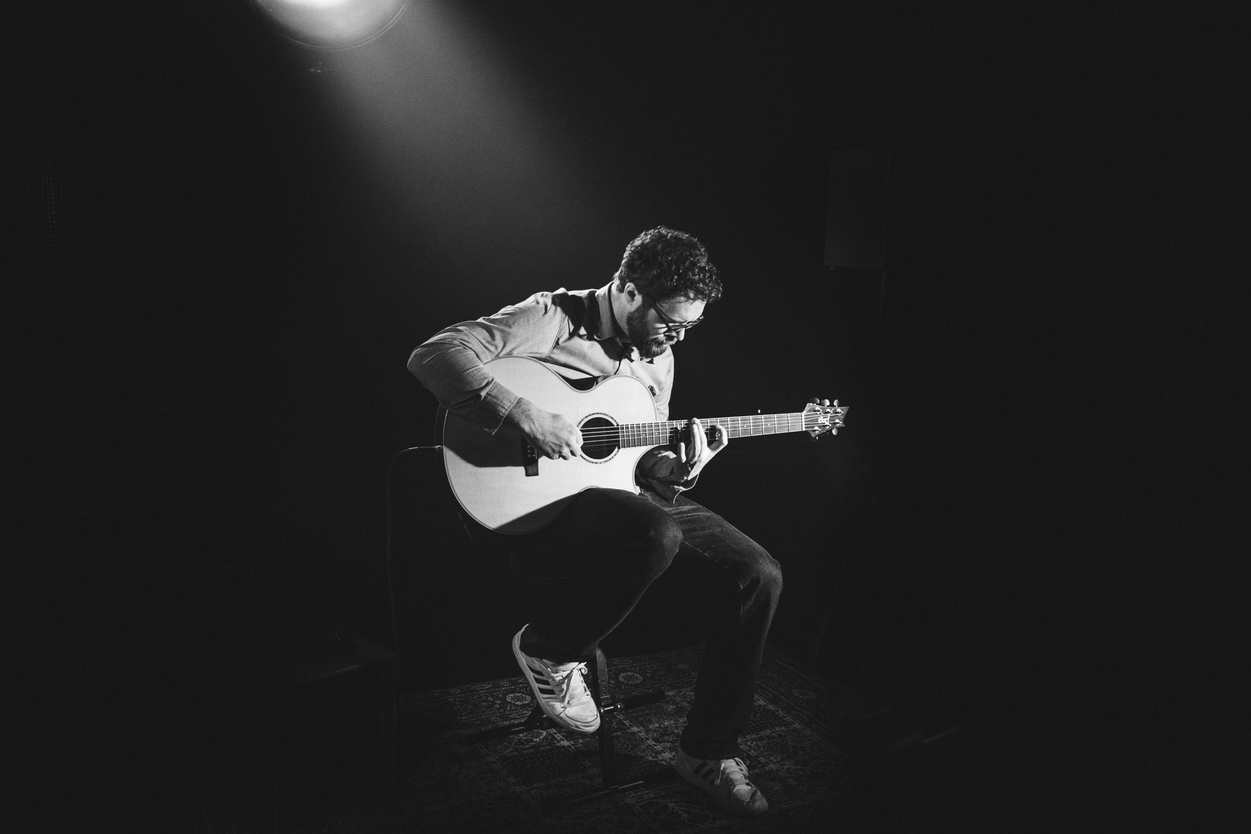 Man speelt gitaar