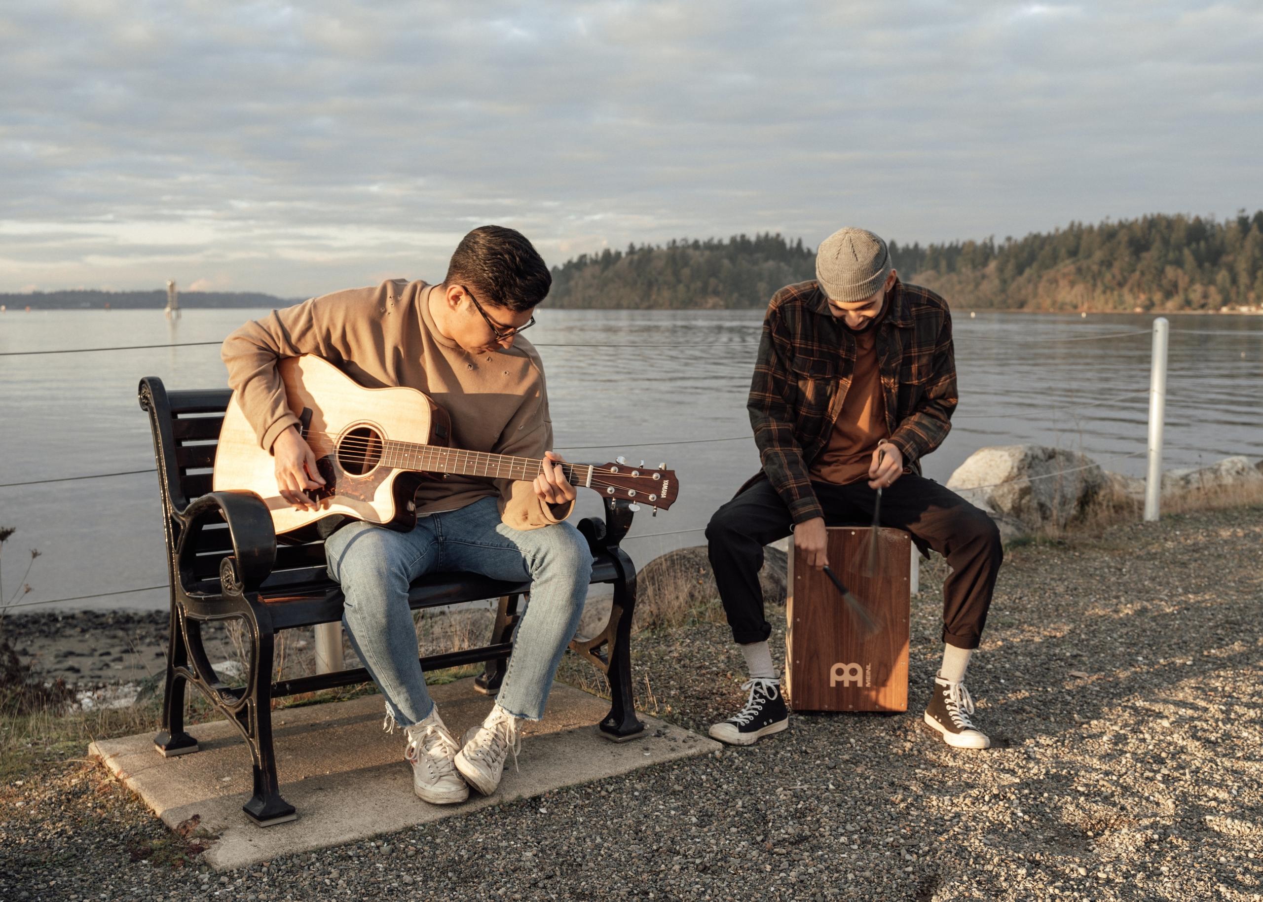 Twee jongens die samen gitaar spelen