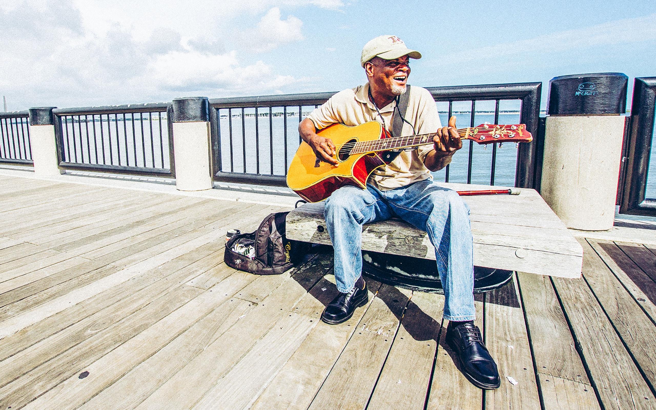 Man speelt gitaar