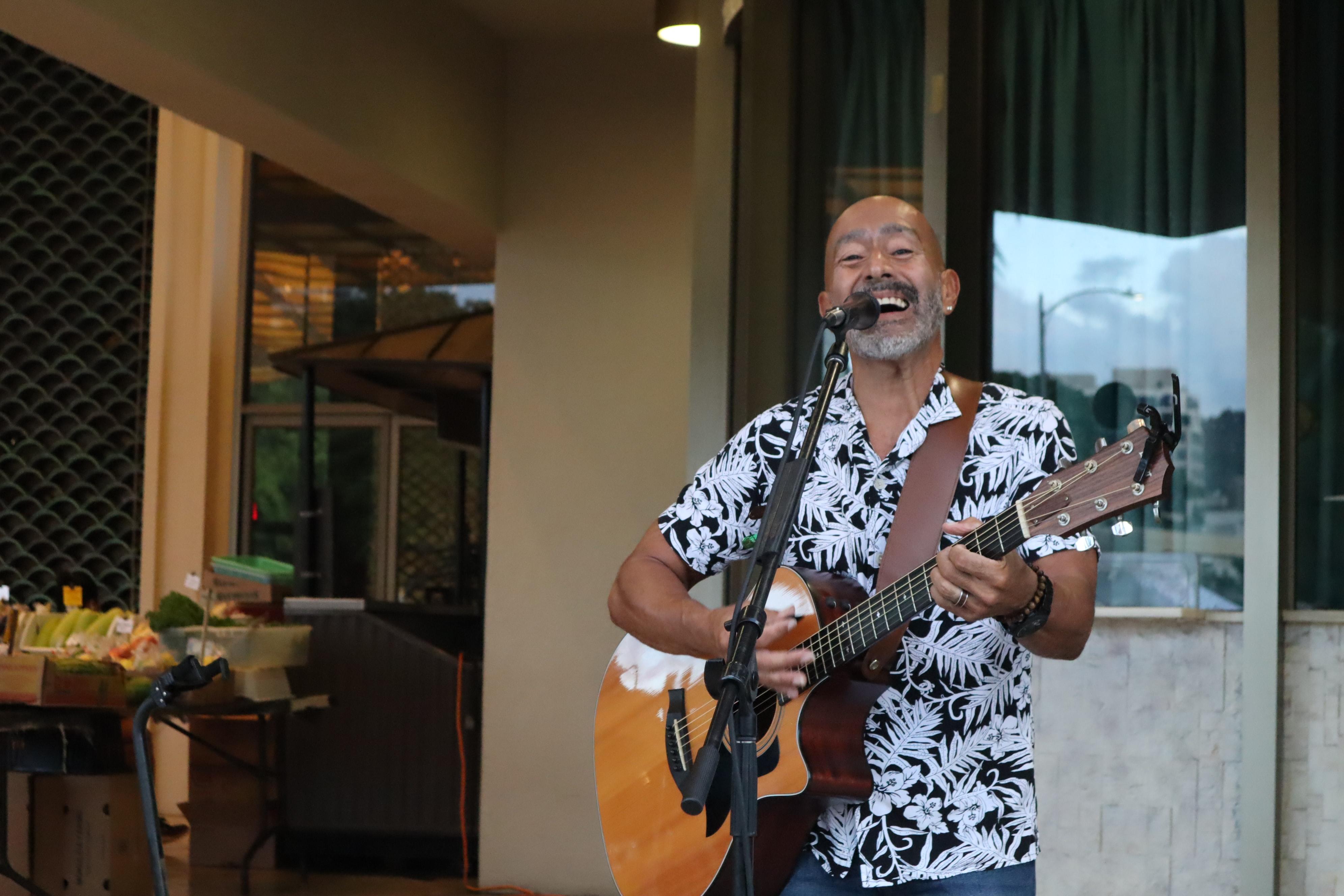Man speelt gitaar