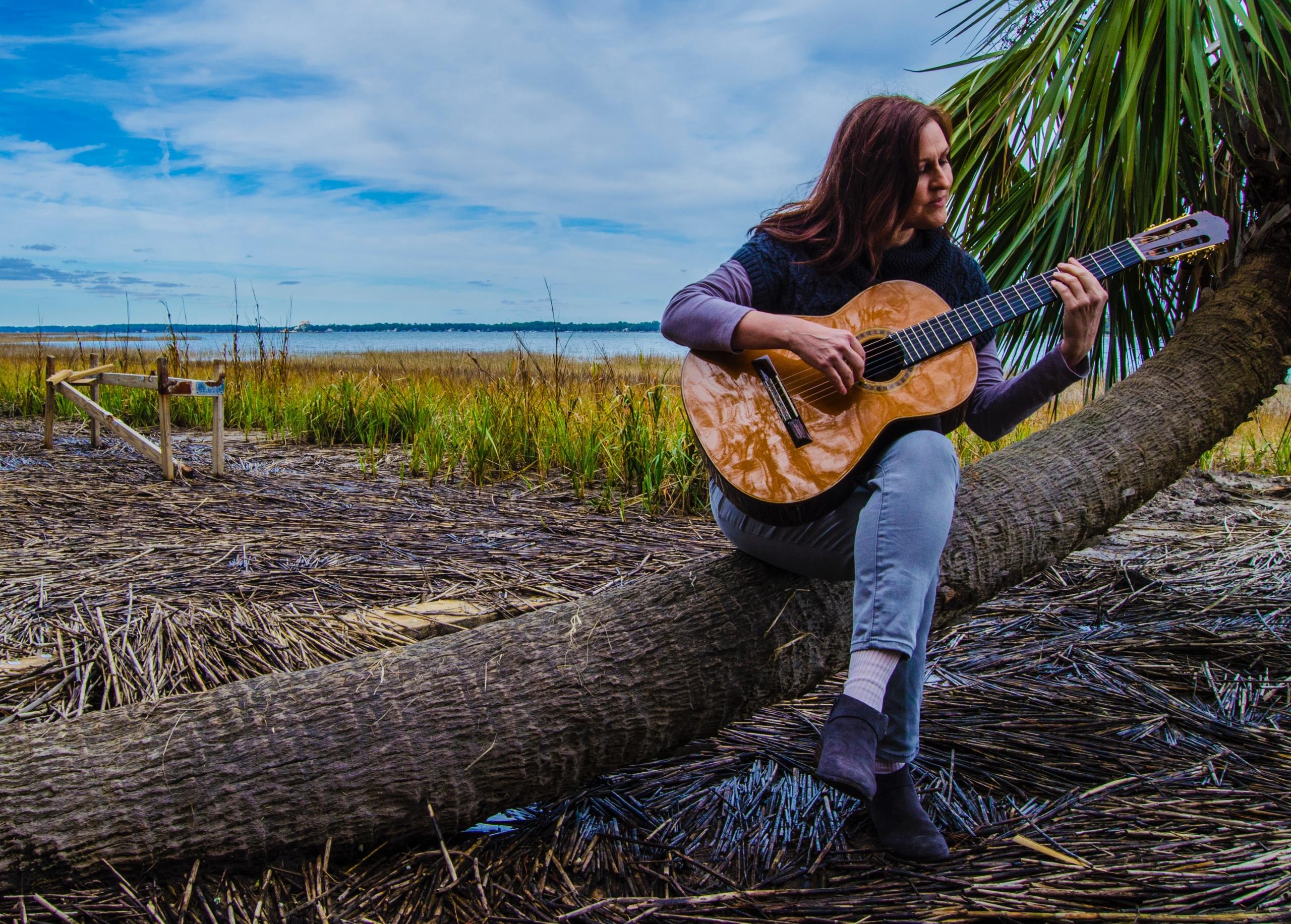 Vrouw speelt gitaar