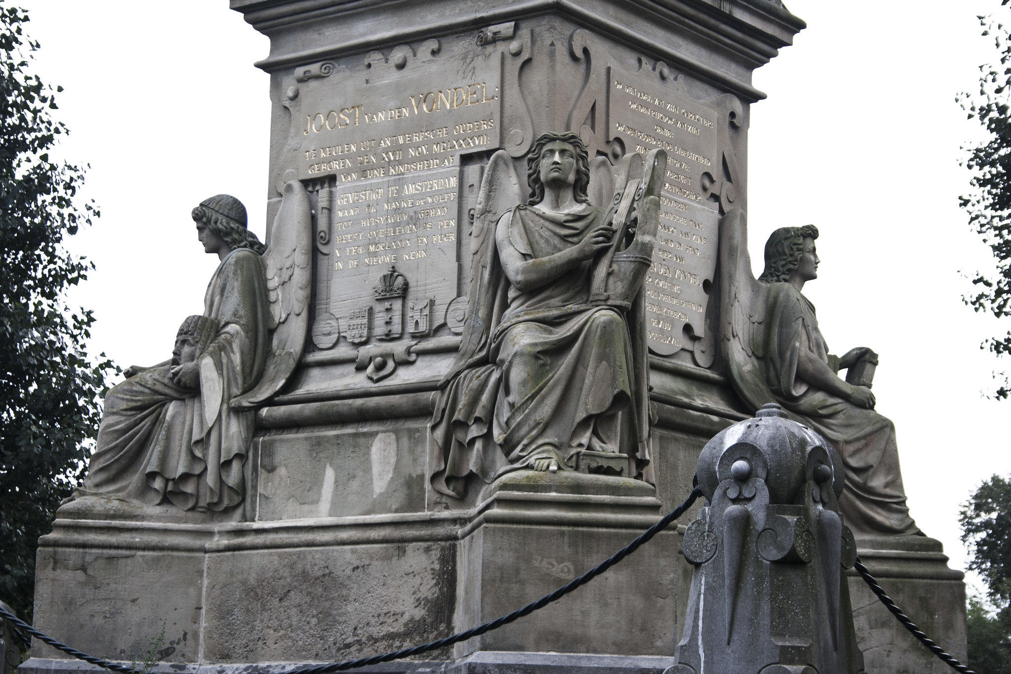 Het graf van Joost van de Vondel is omringt door standbeelden van engelen