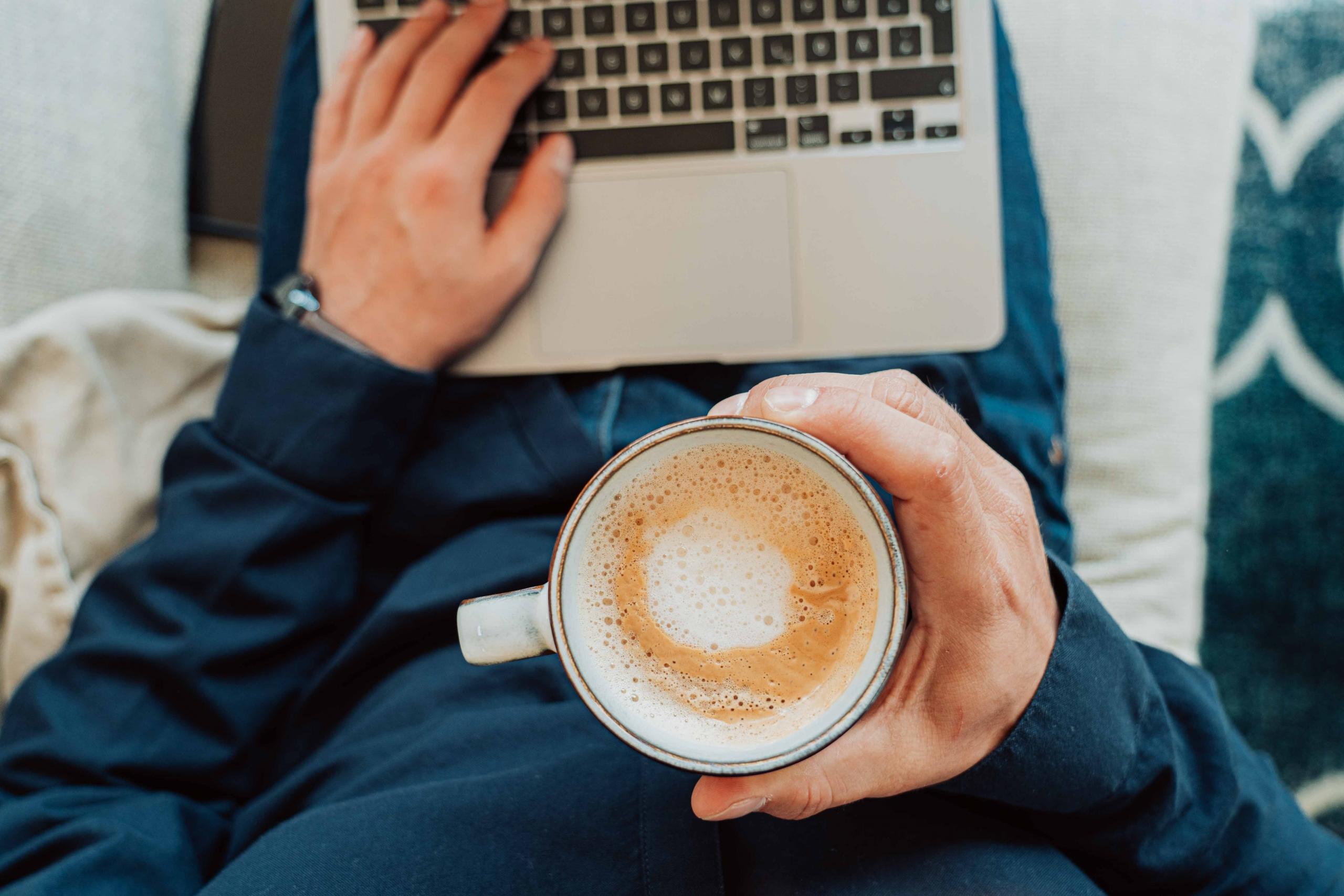 Gitaarles online volgen met een koffie in de hand