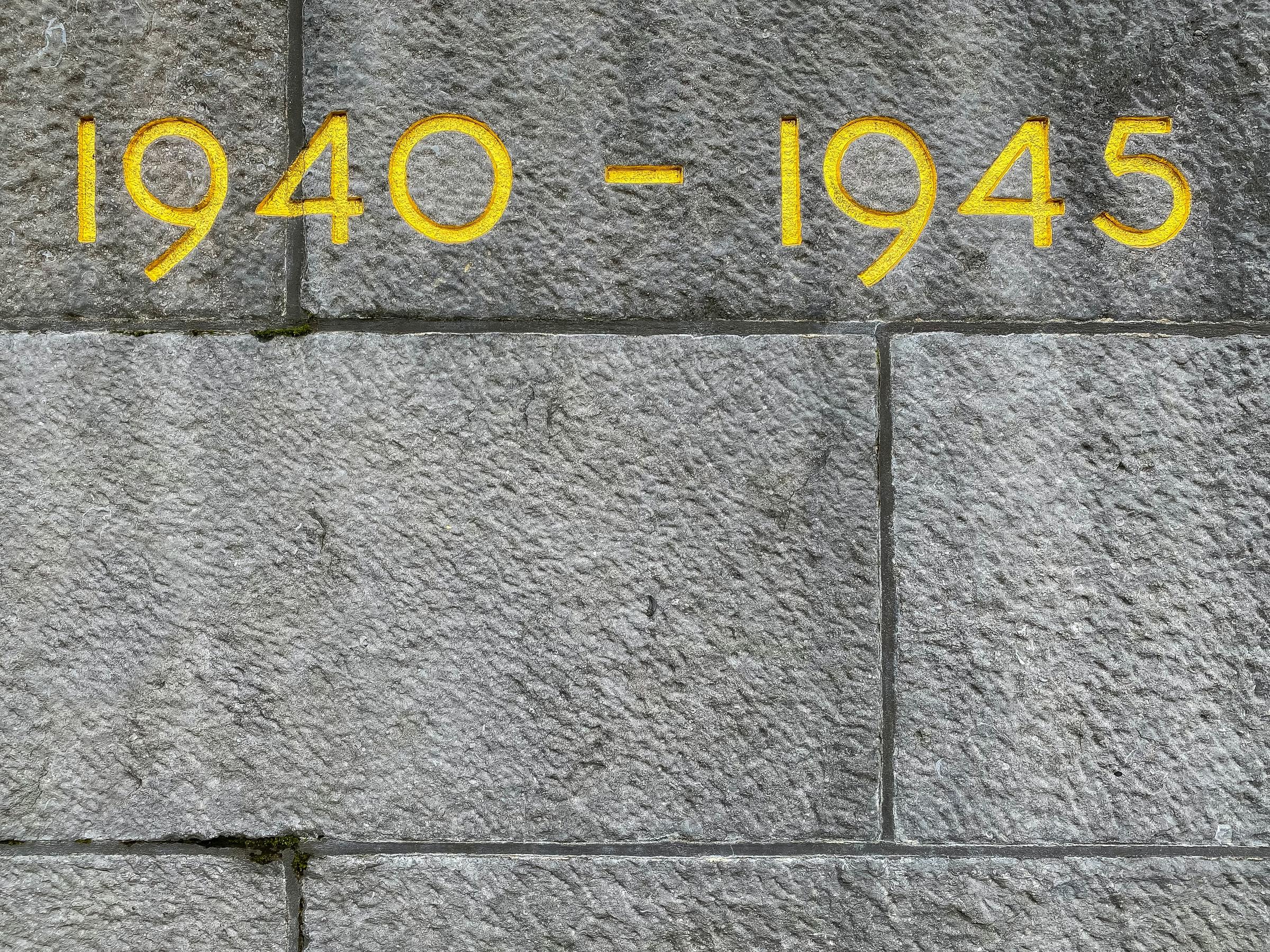 Een gedenksteen die herinnert aan het verzet tegen de Duitsers 