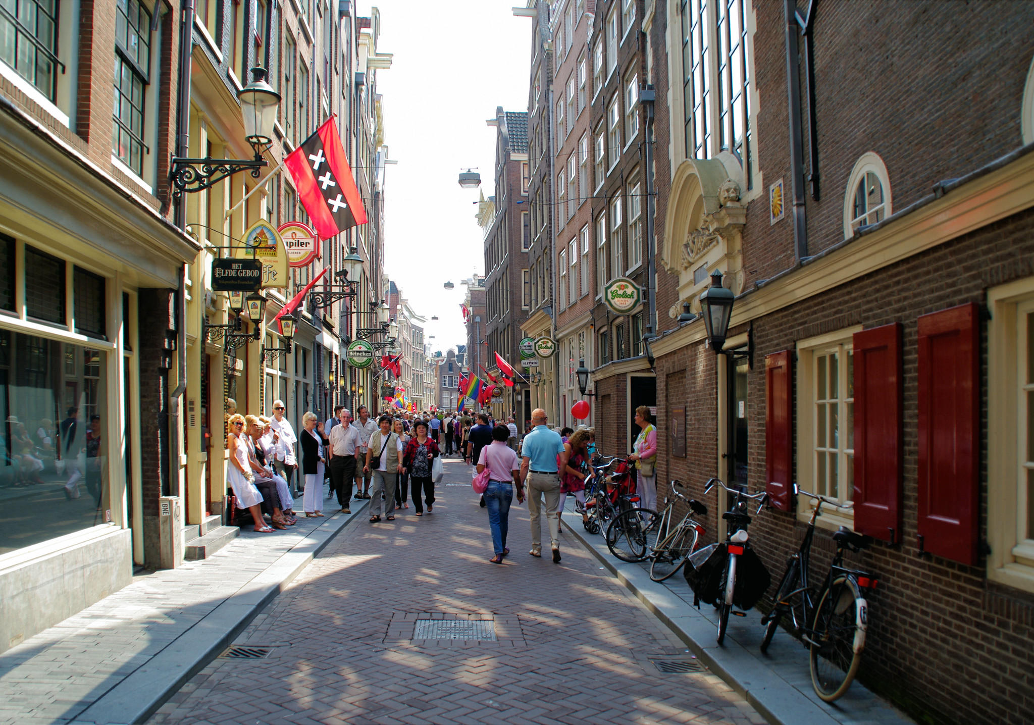 Een winkelstraat in Amsterdam, waar Vondel het er niet zo goed vanaf bracht als koopman