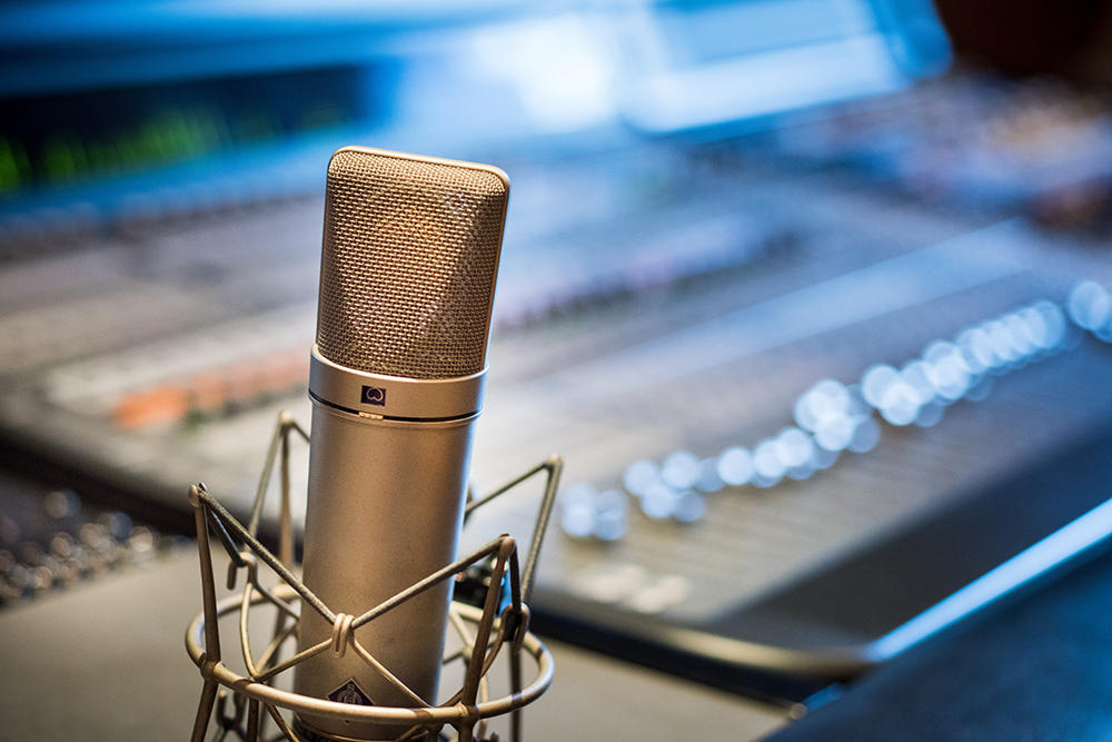 Een microfoon in de studio is klaar om een opname te maken