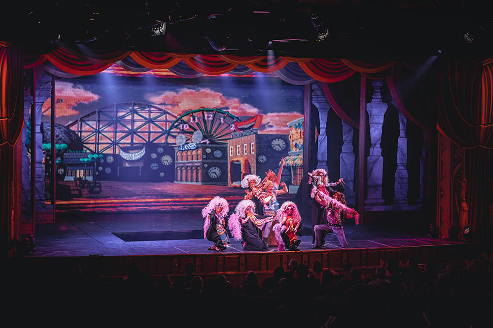 Verklede acteurs voeren een performance uit in het theater