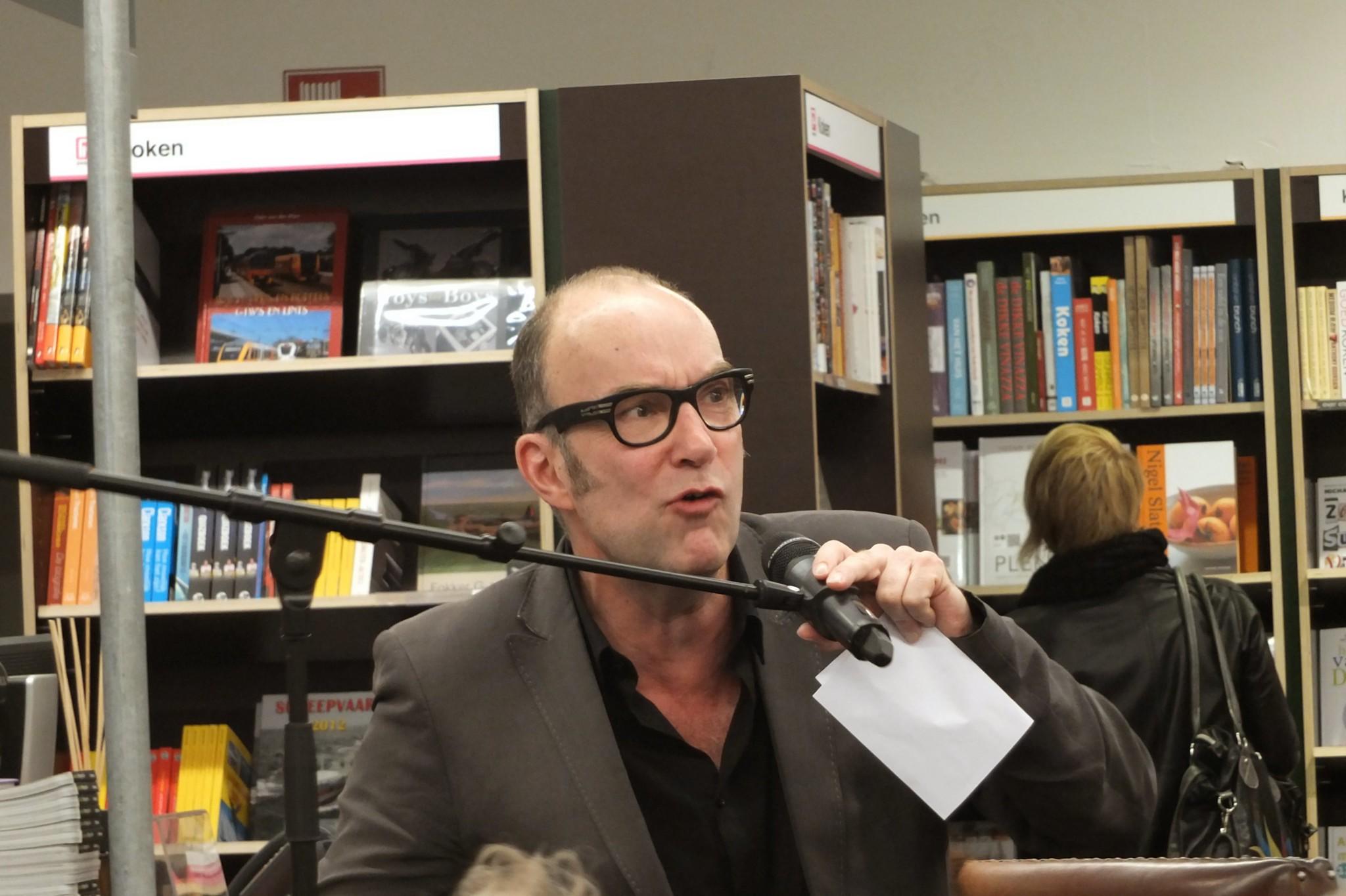 Bart Chabot tijdens een voordracht bij boekhandel Paagman