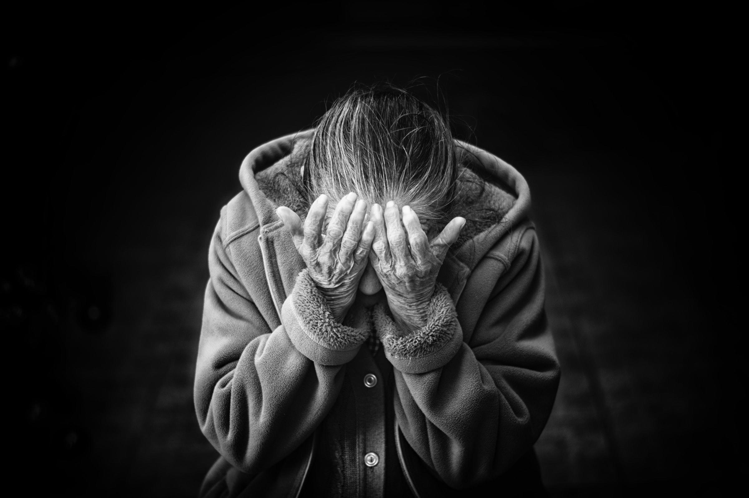 Een vrouw met handen voor haar gezicht