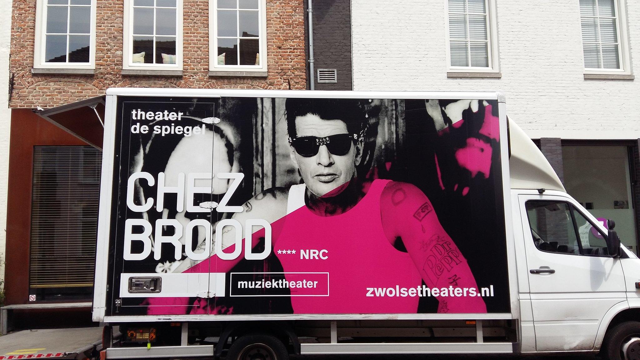 De biofrafie over Herman Brood, hier afgebeeld op een bestelbus, bezorgde Bart Chabot een literaire doorbraak