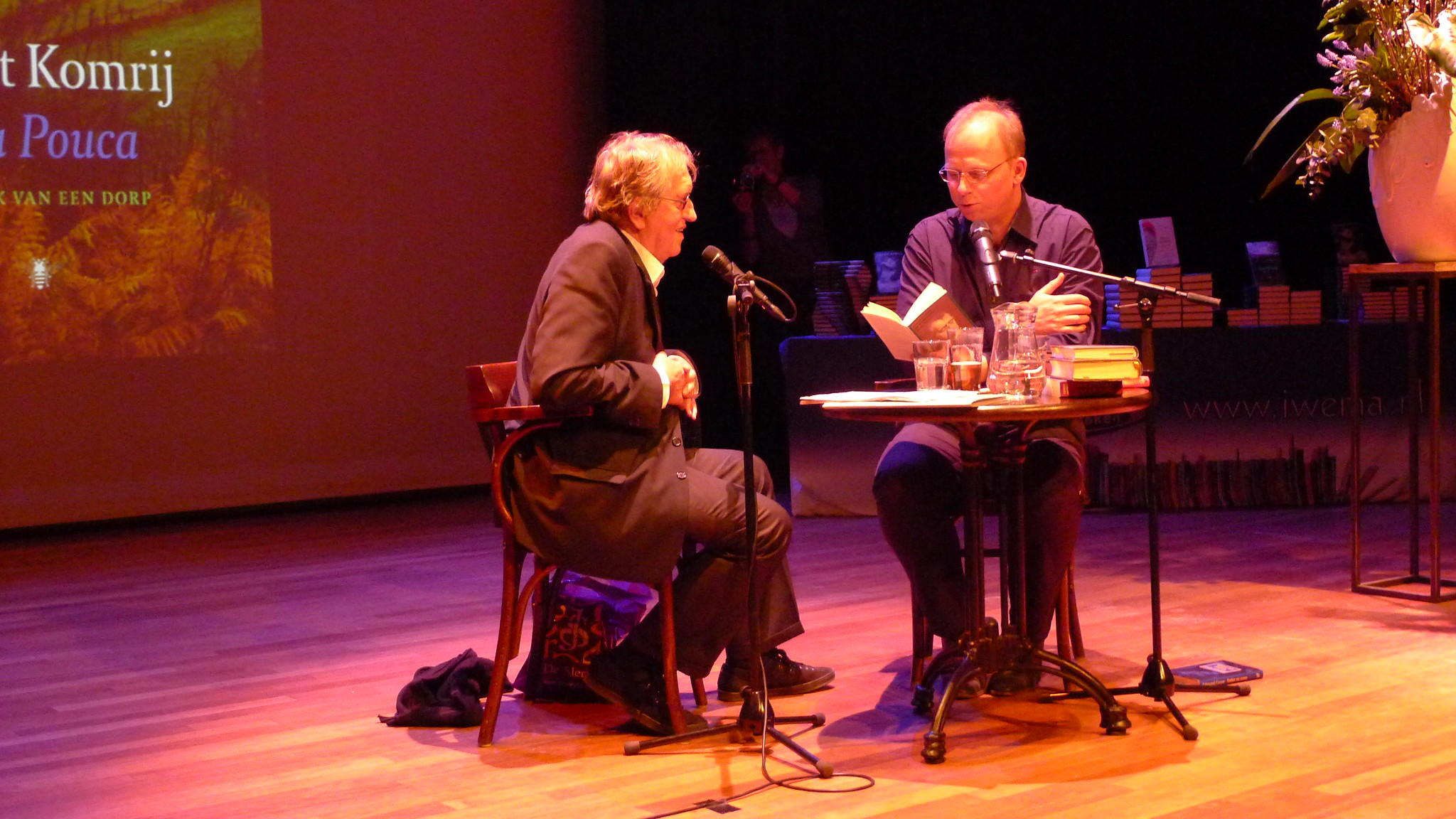 Komrij sprekend over zijn werk in de media