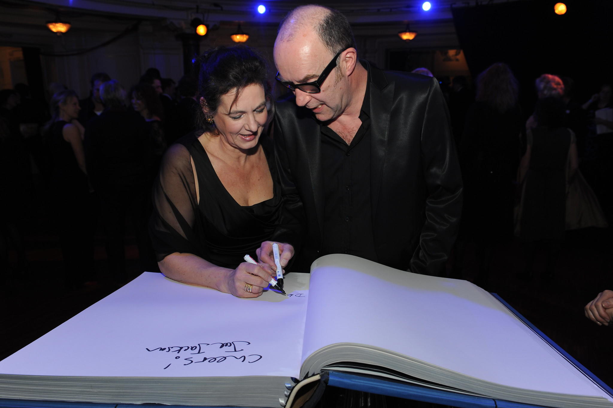Bart Chabot schrijft in het gastenboek van het Boekenbal in 2013