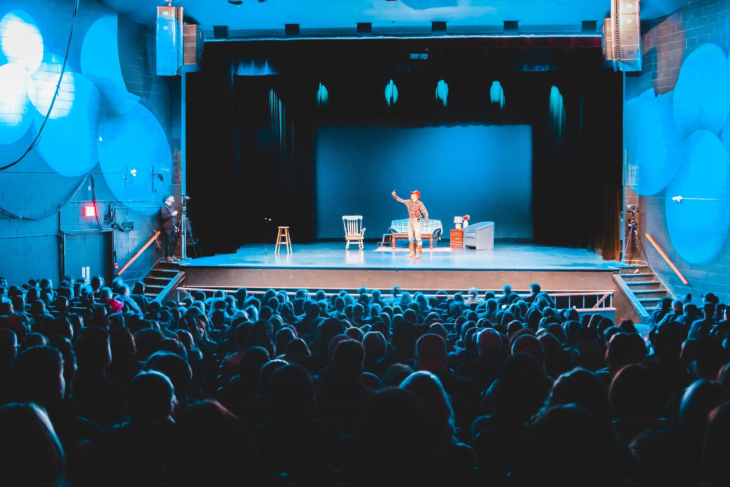 Een groep acteurs op het podium in het theater