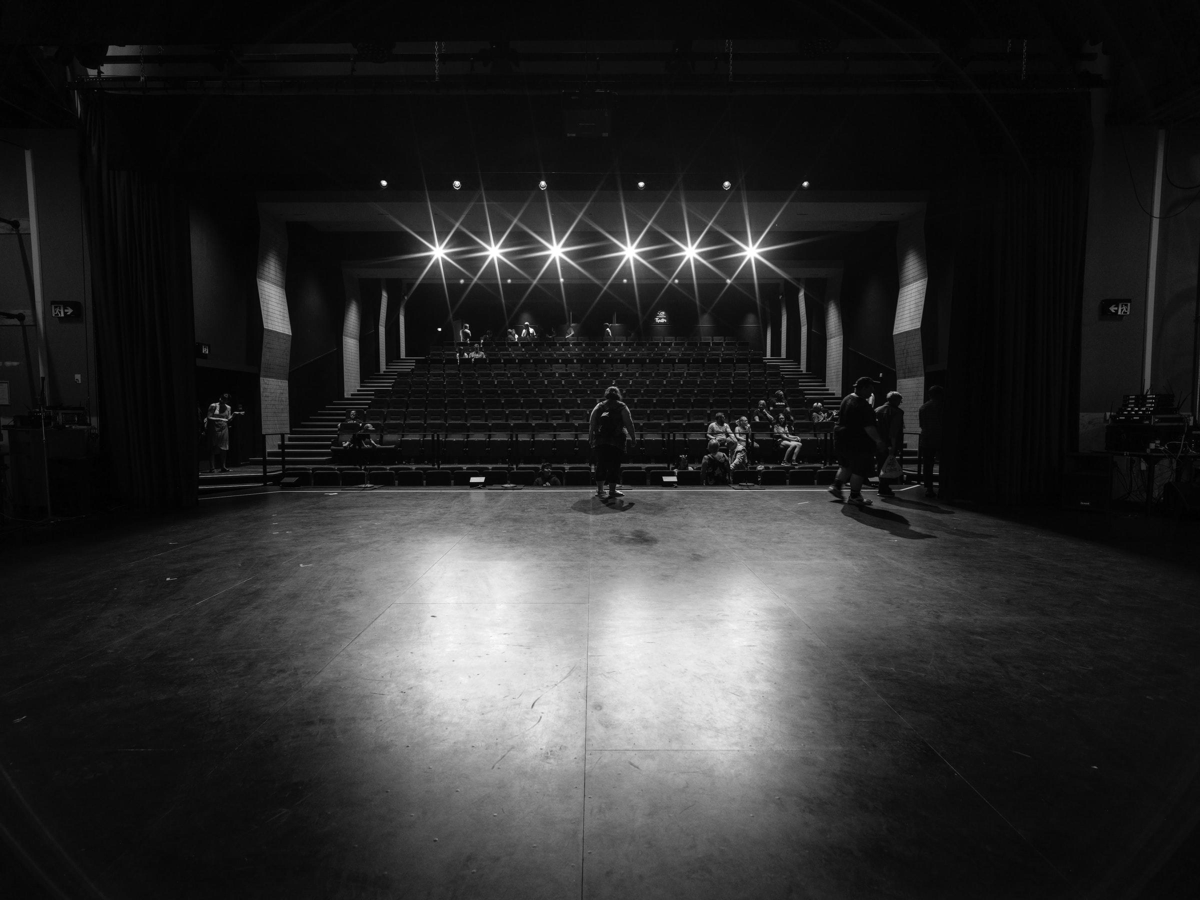 Acteurs en publiek in een niet zo heel volle zaal