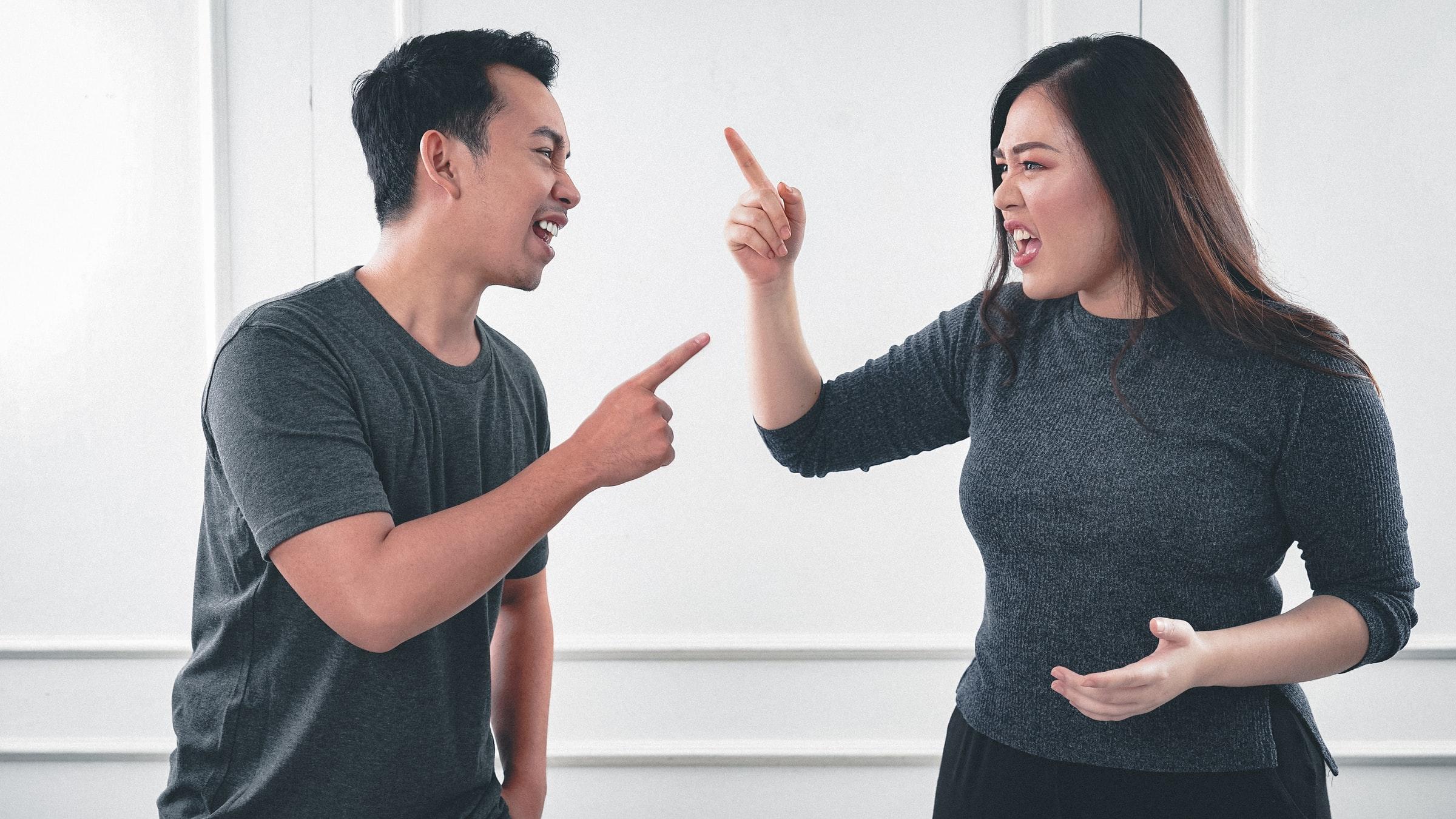 Twee acteurs spelen dat ze ruzie maken
