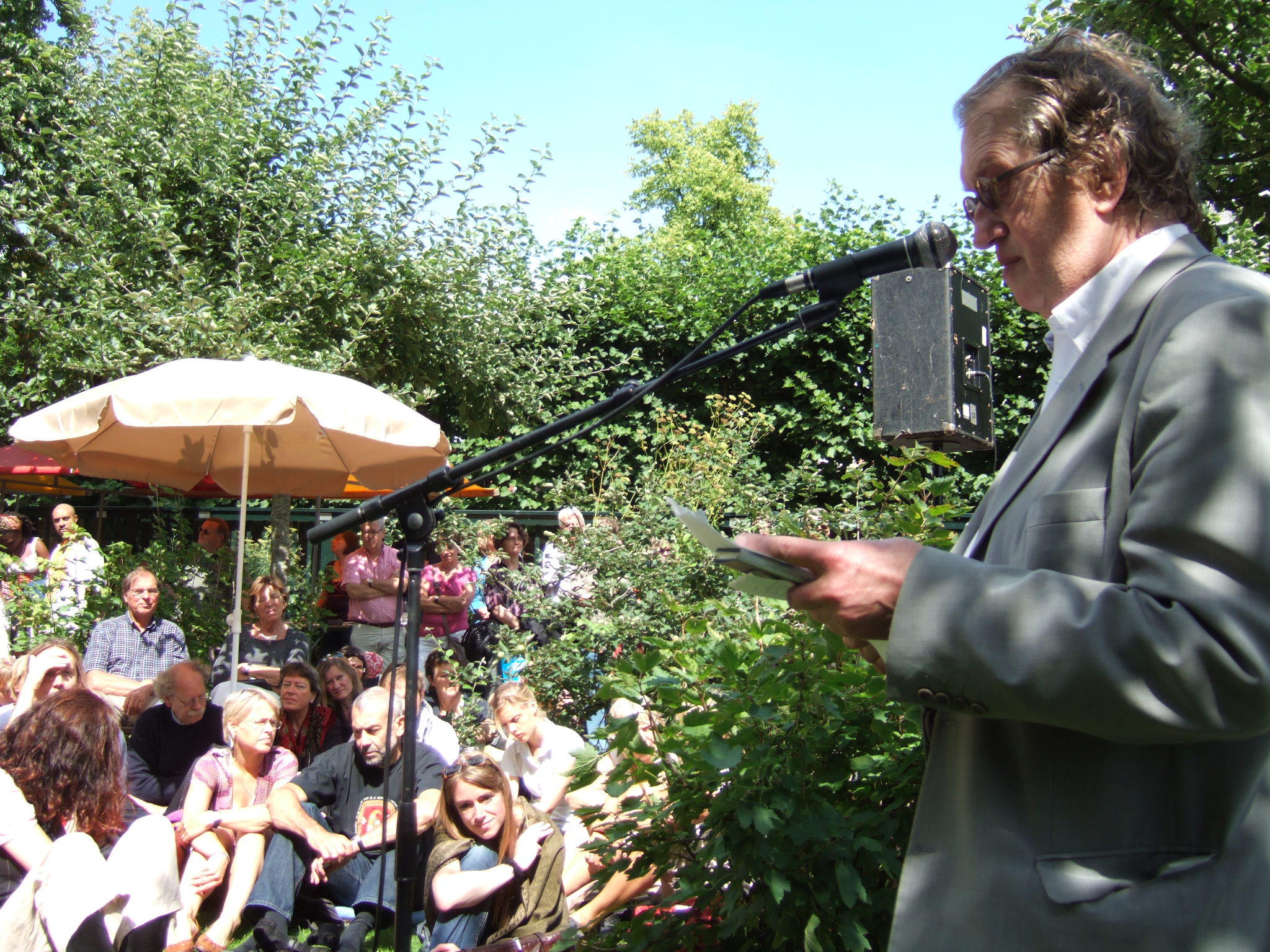 Komrij deed veel om onbekende dichters een kans te geven zoals het organiseren van deze bijeenkomst