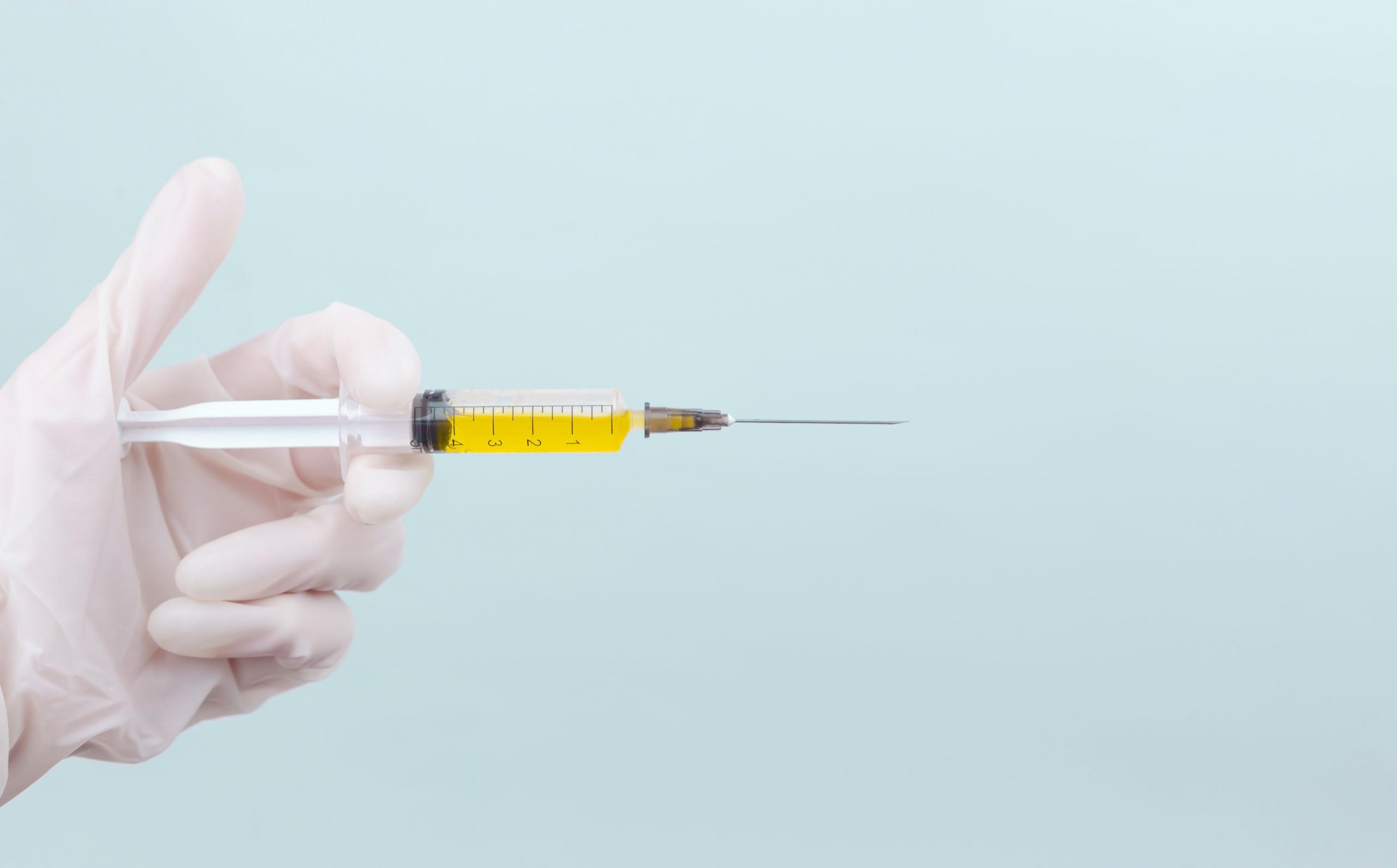 Een injectiespuit die klaar is om toegediend te worden