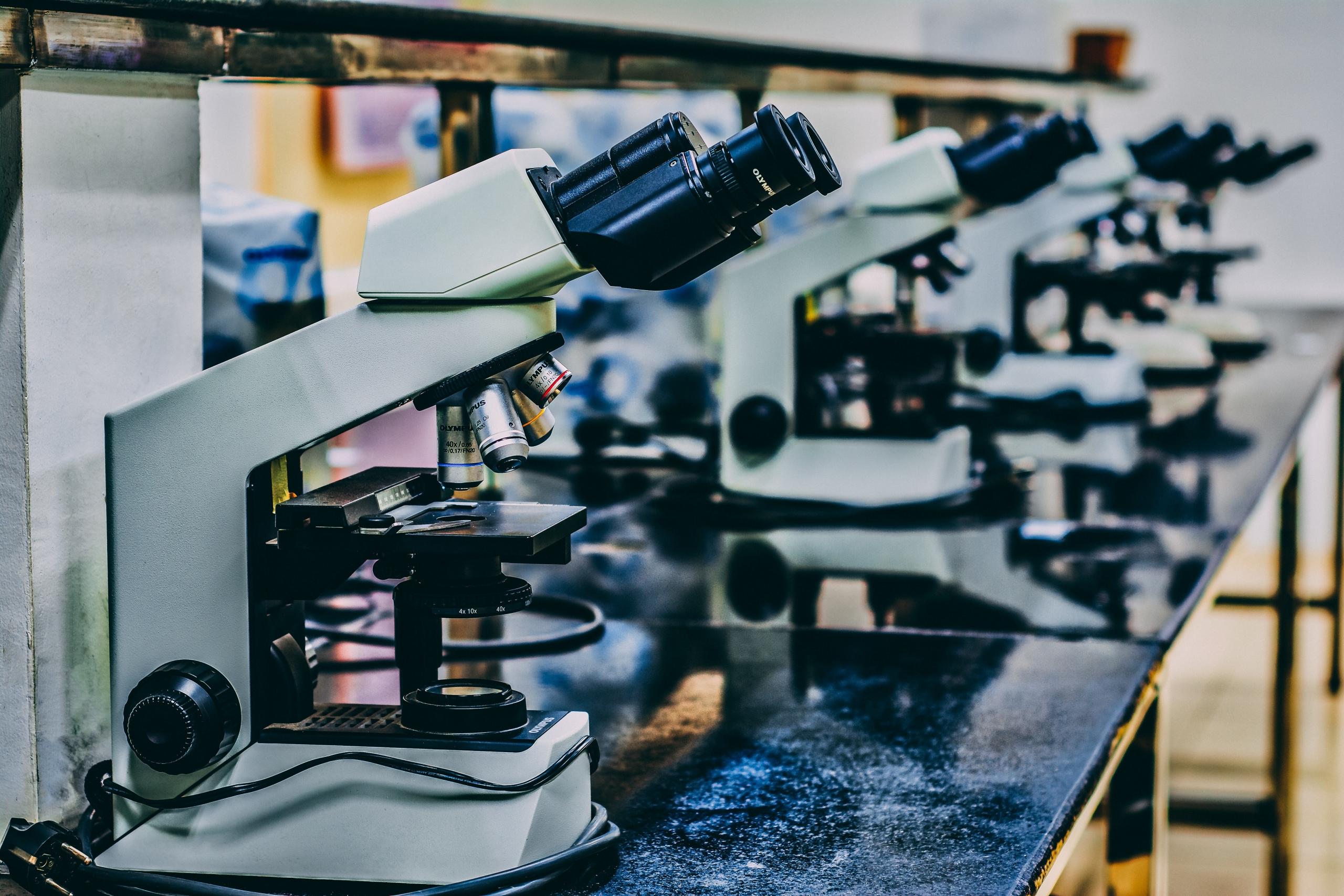 Enkele microscopen in een laboratorium