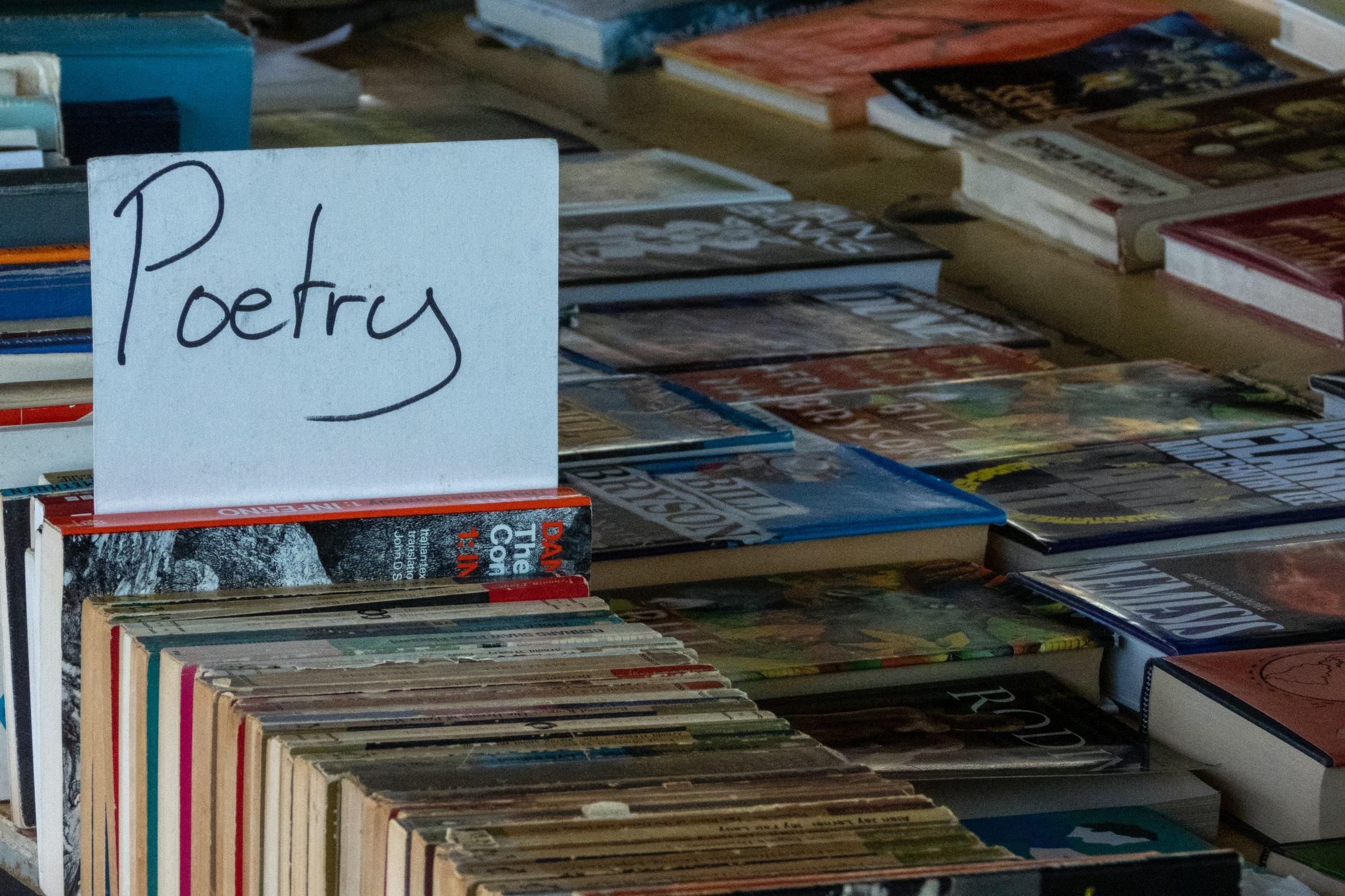 De poezie afdeling op een boekenmarkt