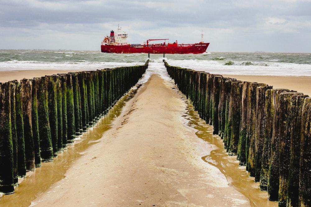 Een petrochemisch schip gezien vanop het strand