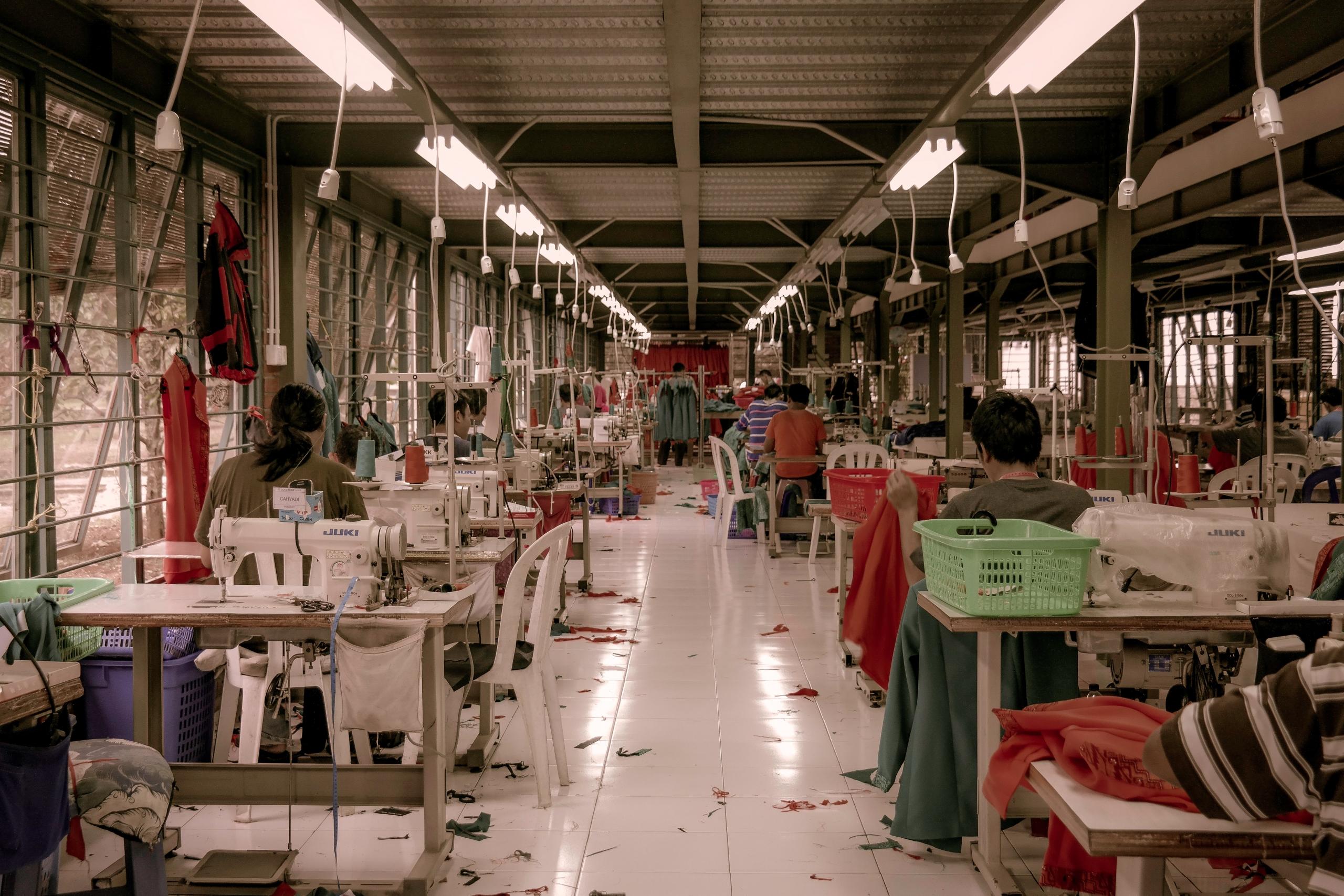 Overzicht van mensen aan het werk in een modefabriek