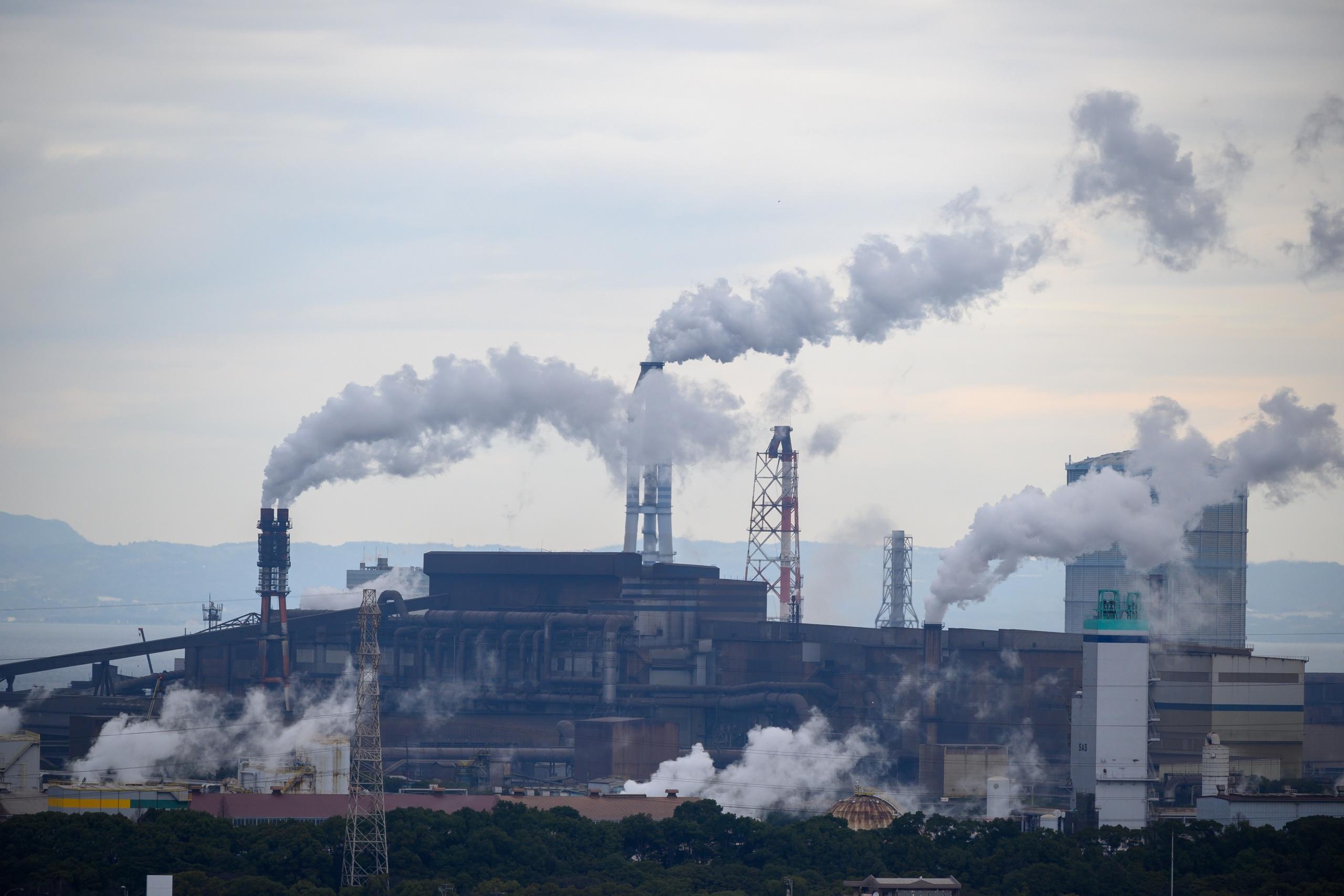 Een vervuilende fabriek stoot gassen uit in de atmosfeer