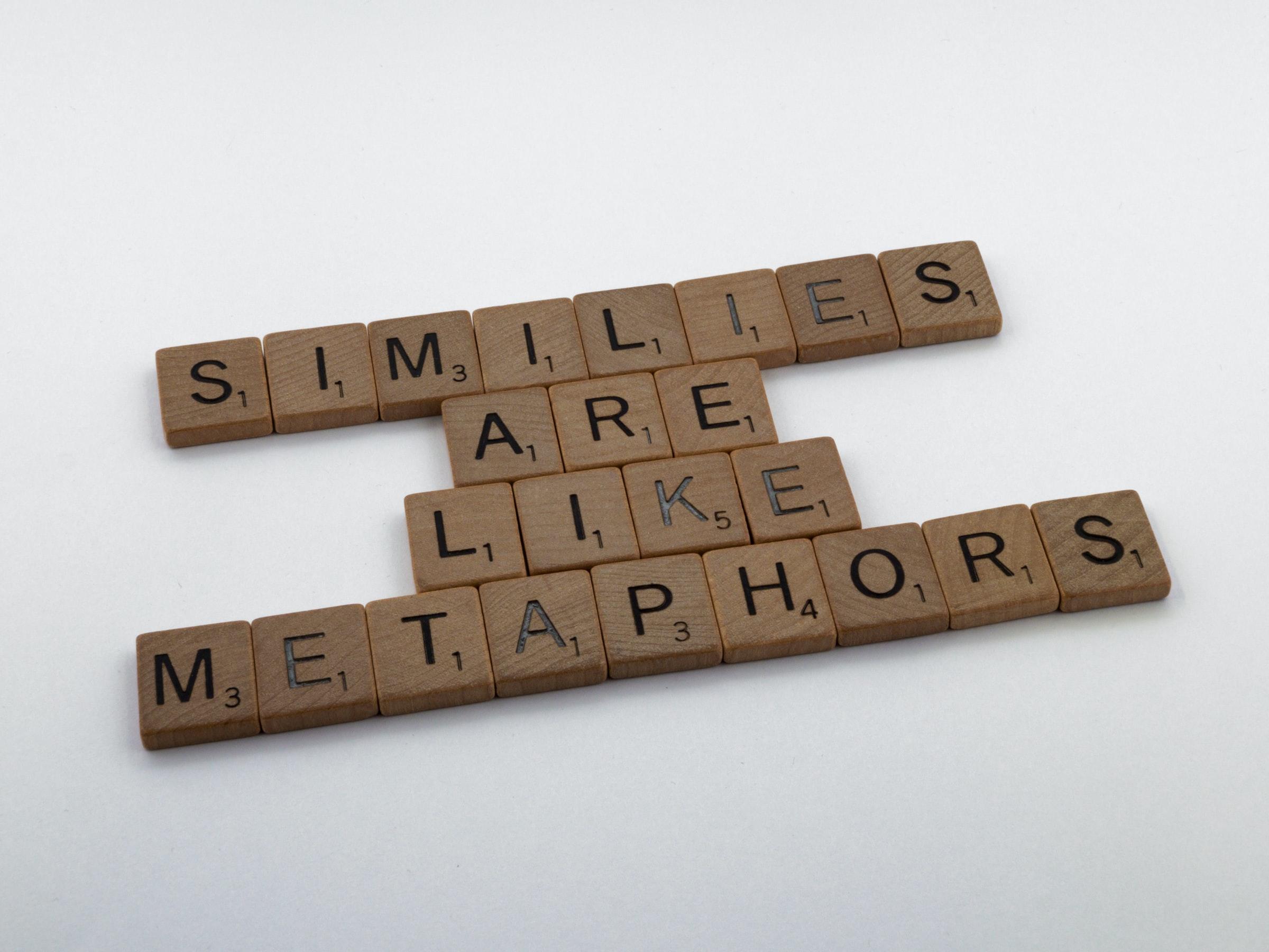 Een scrabble-set is zo neergelegd dat er 'similarities are like metaphors' staat geschreven
