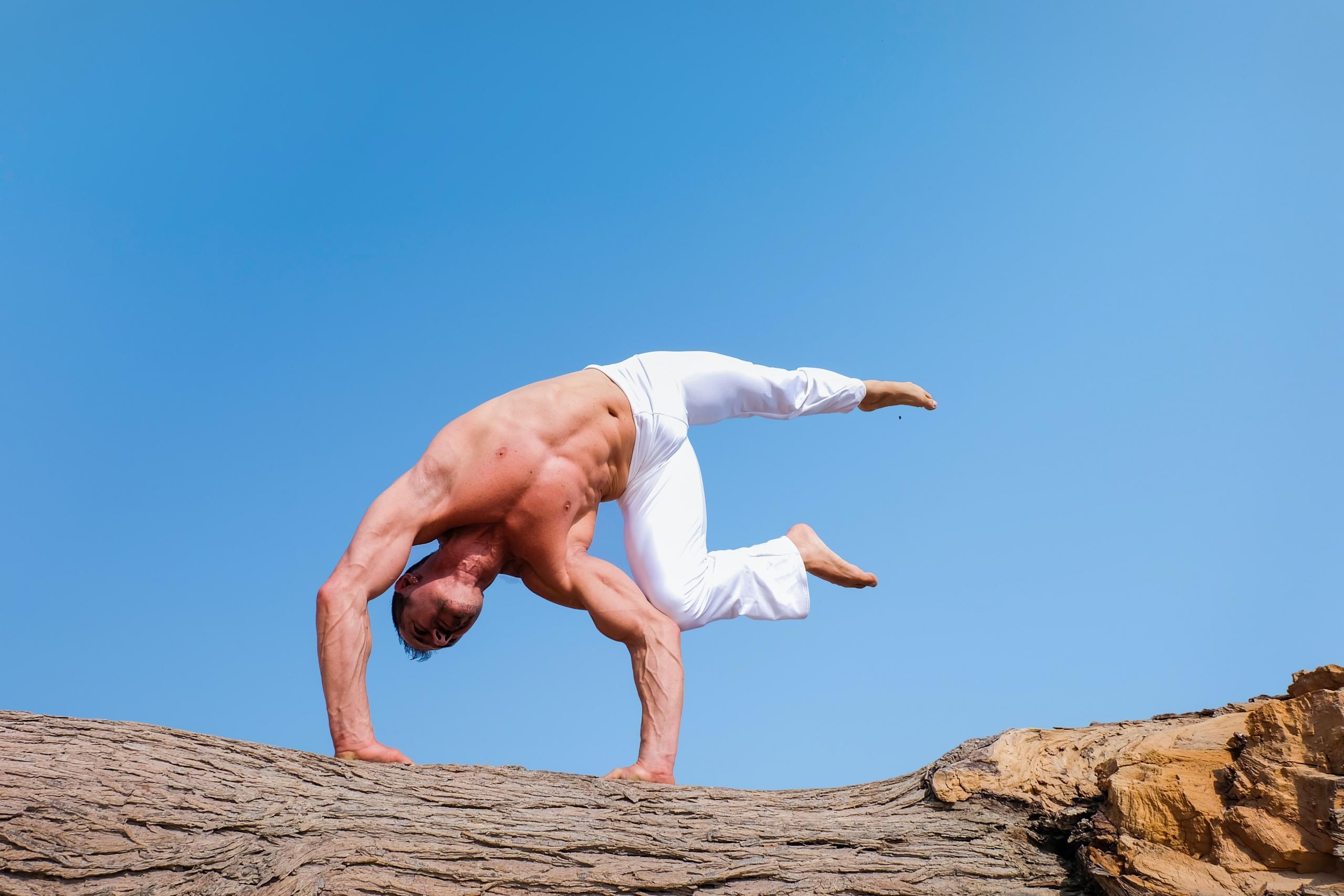 Man doet buiten yoga