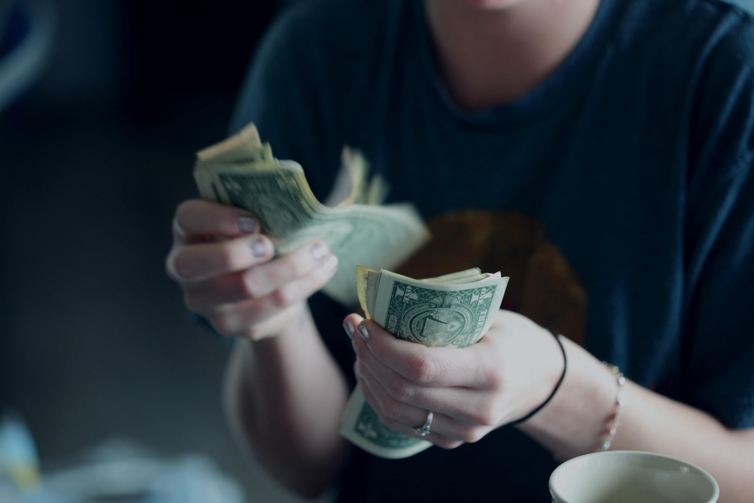 Een vrouw telt geld