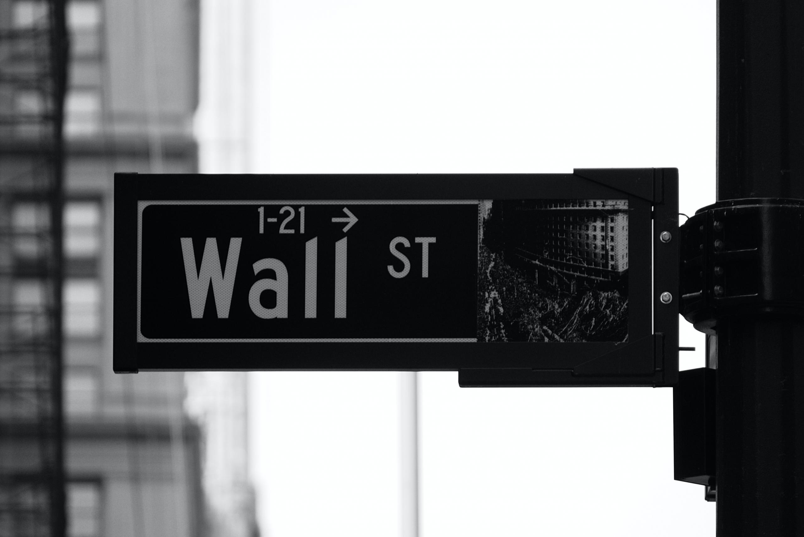 Een straatnaam met Wall Street erop
