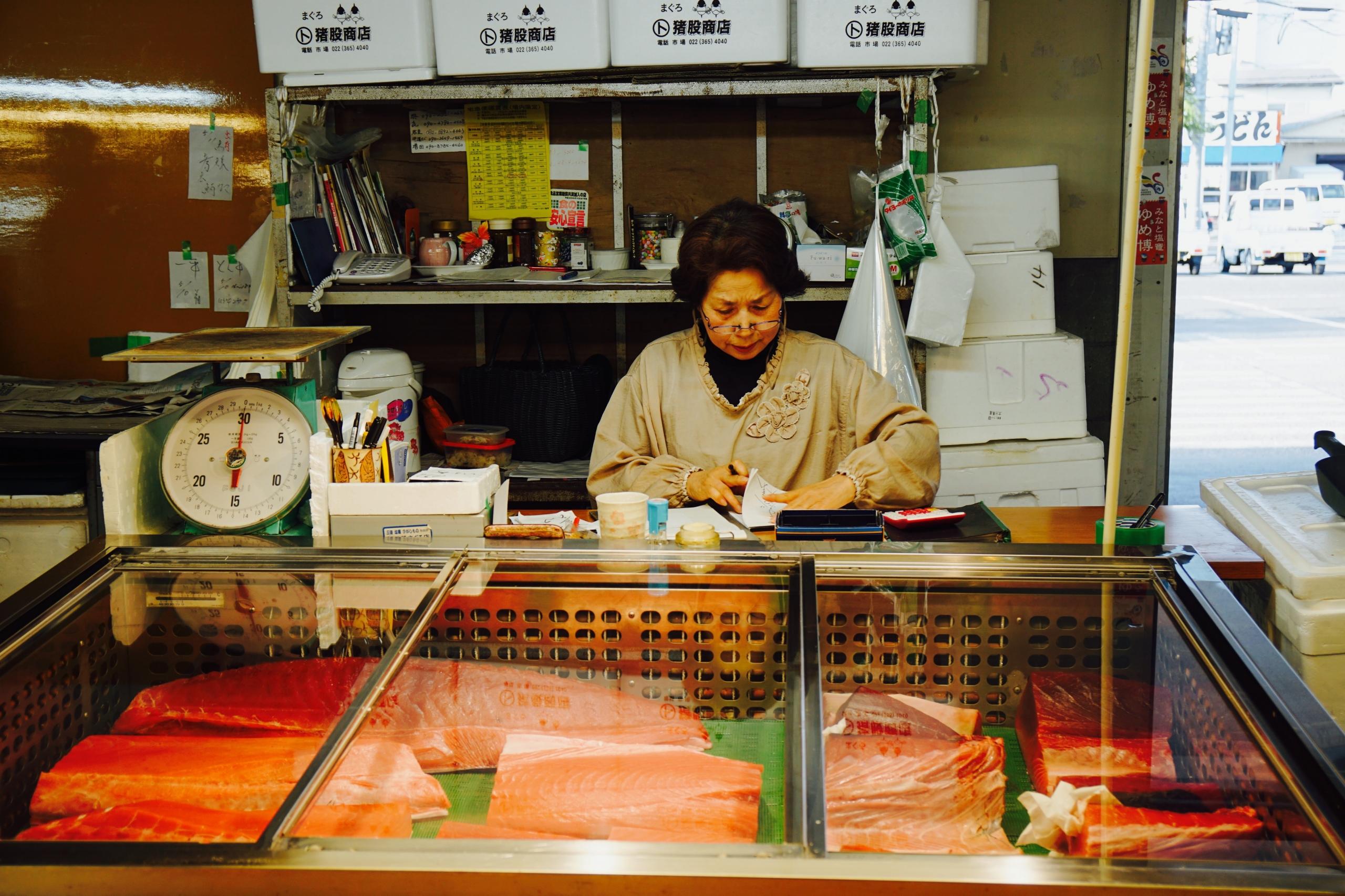 Een vrouw werkt administratie bij