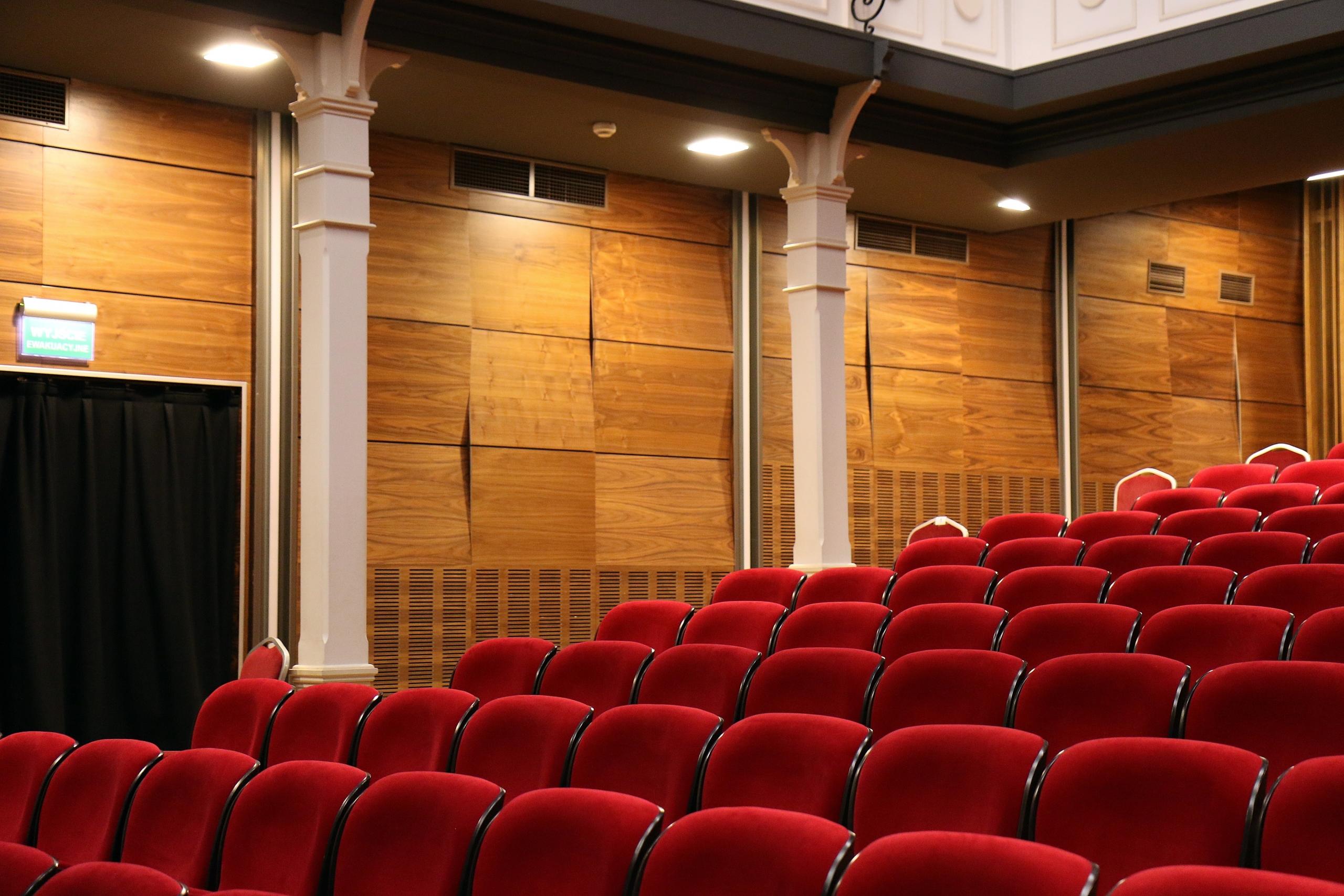 bioscoopzaal met rode stoelen