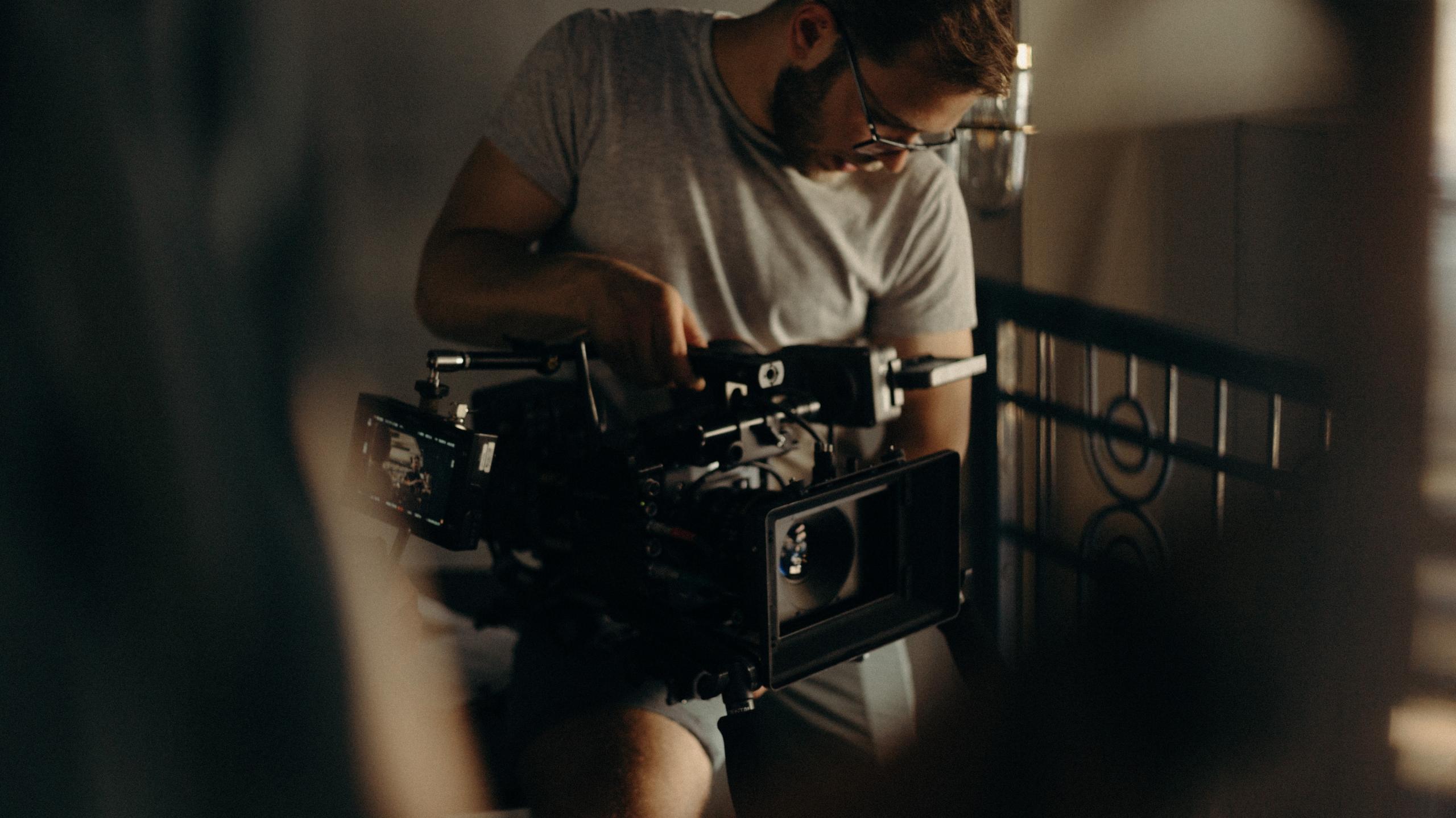 man filmt met camera