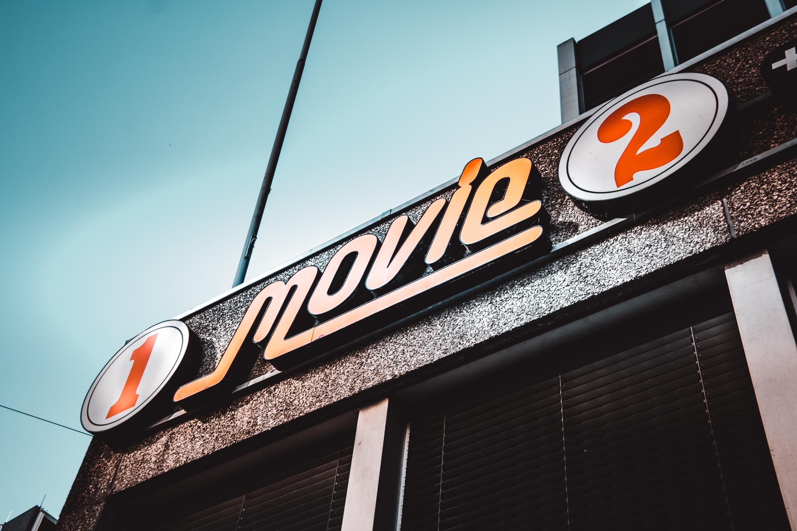een bioscoop gebouw waarop het woord movie staat afgebeeld