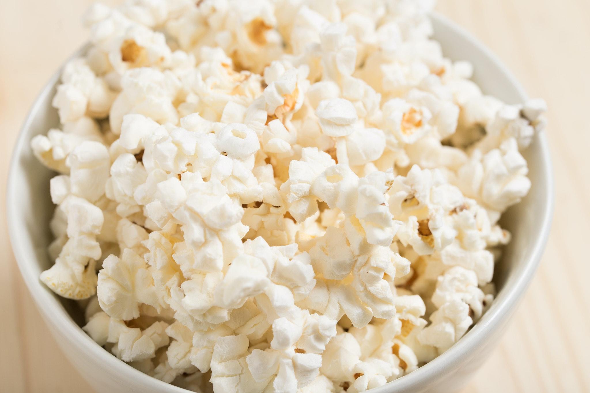 popcorn in een wit schaaltje