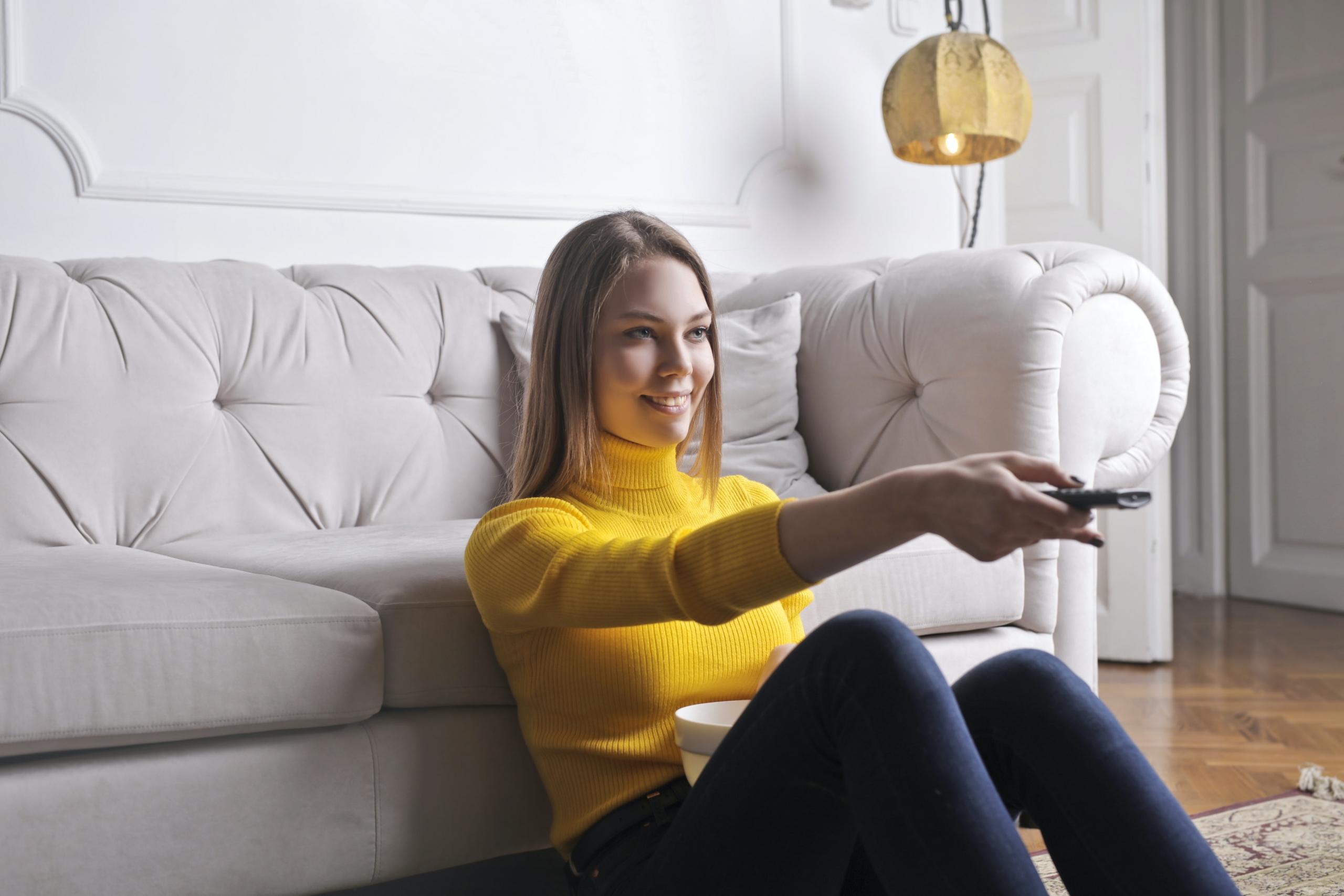vrouw kijkt tv