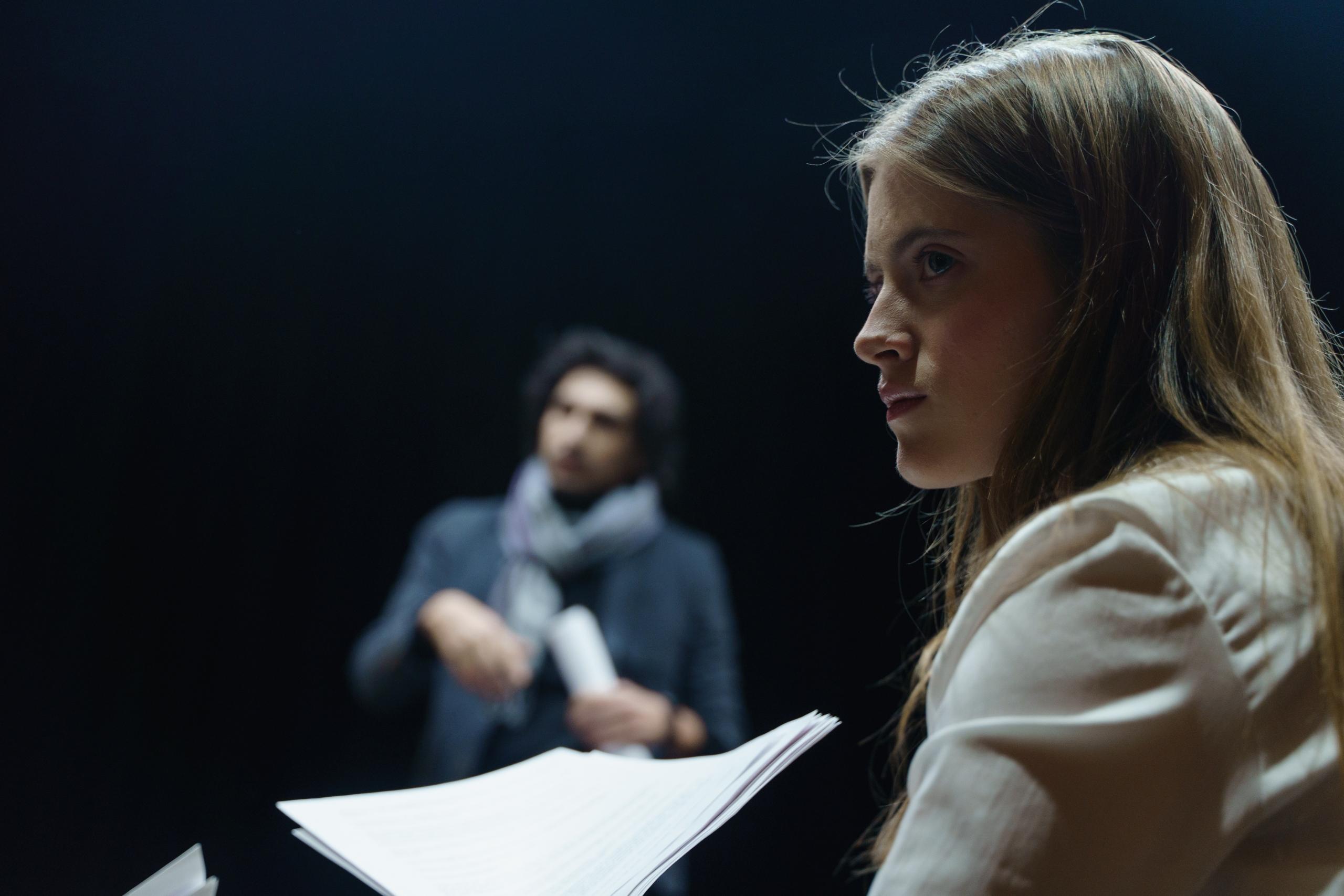 Vrouw met script in haar handen