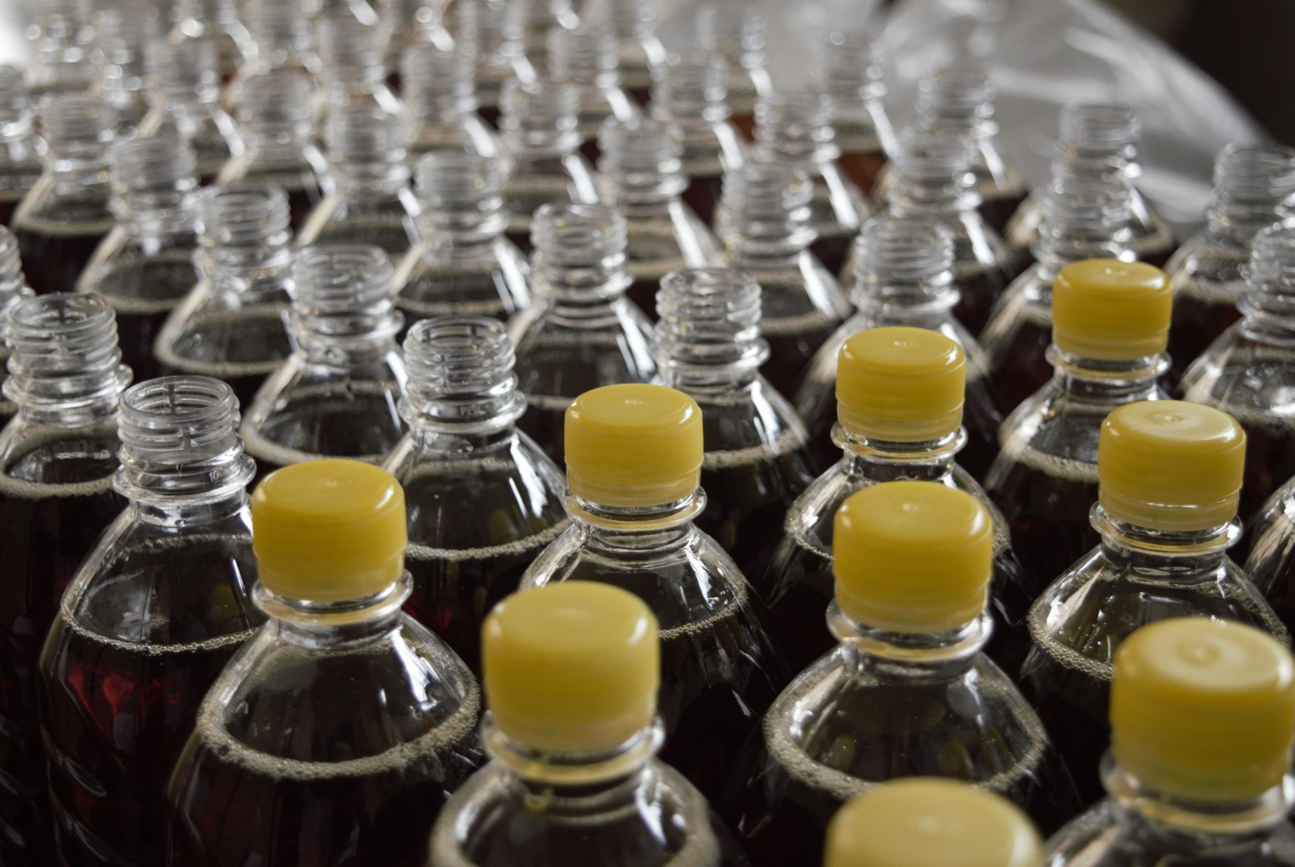 Productie van flessen met frisdrank