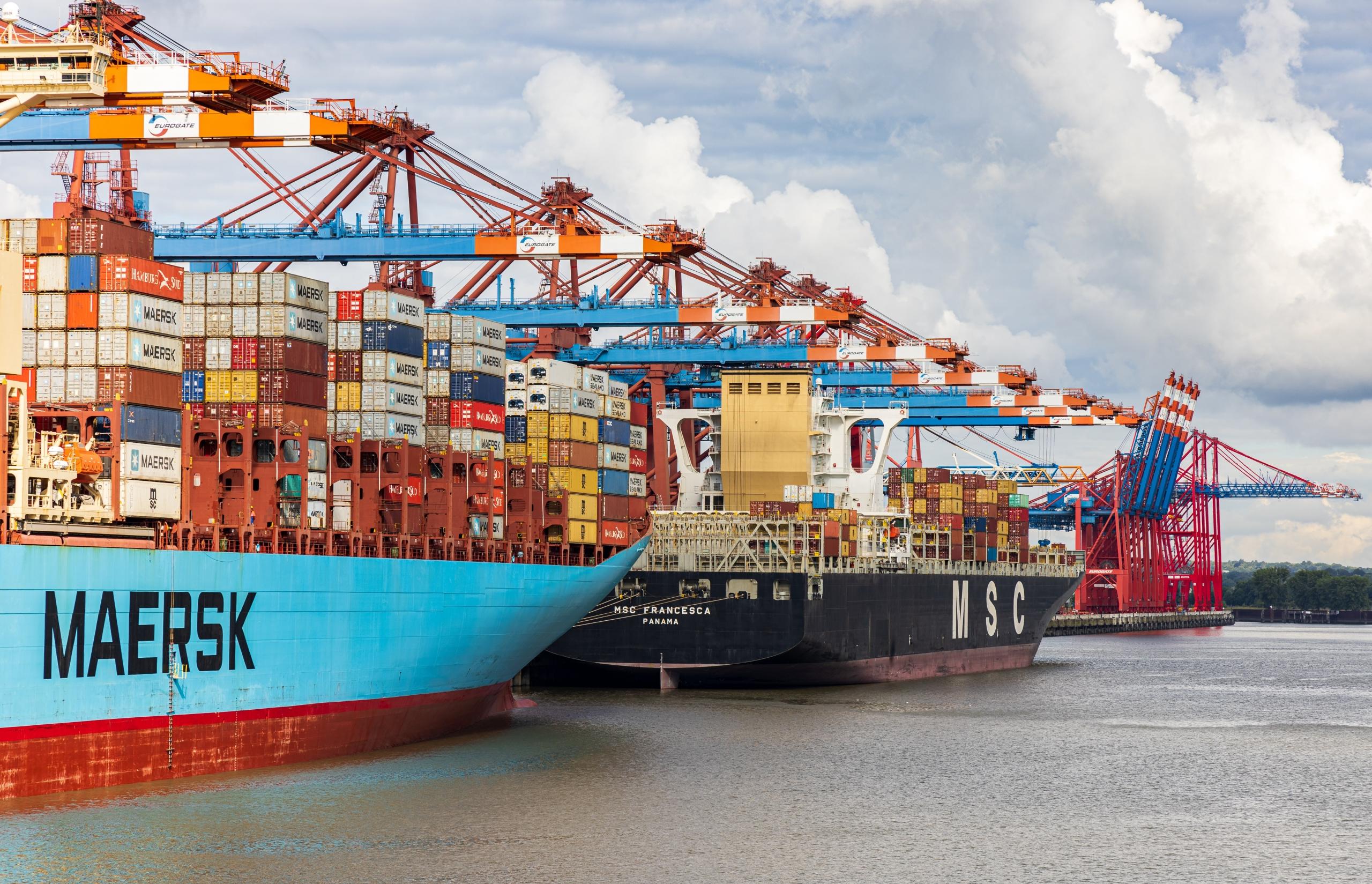 Een zicht op een containerschip in een haven