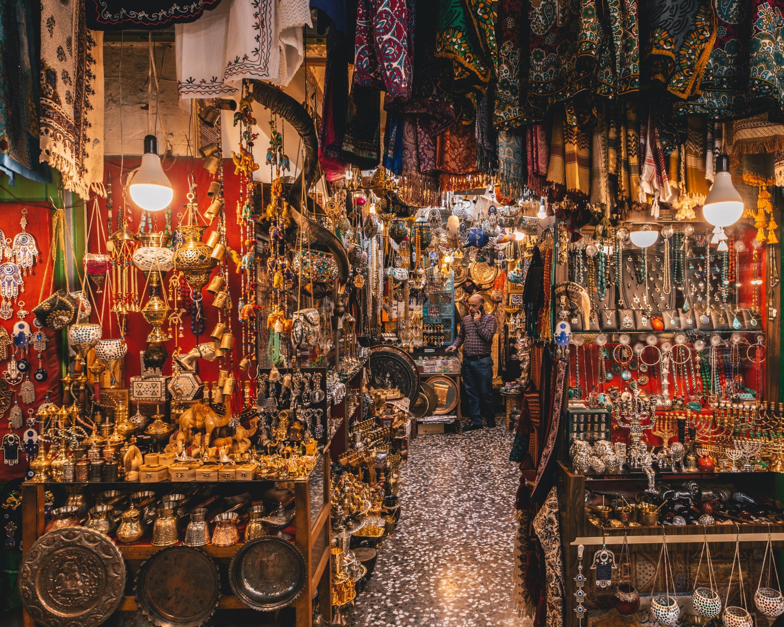 Overzicht van een drukbezette bazaar
