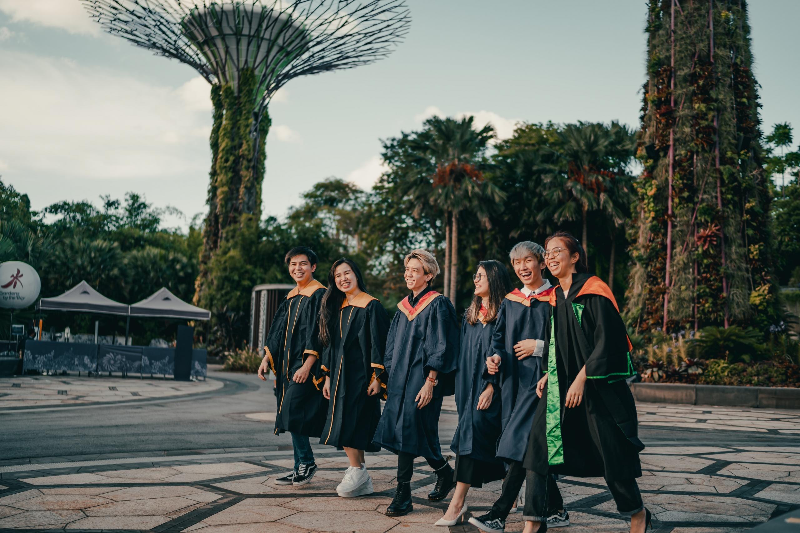 Een groep studenten viert hun diploma