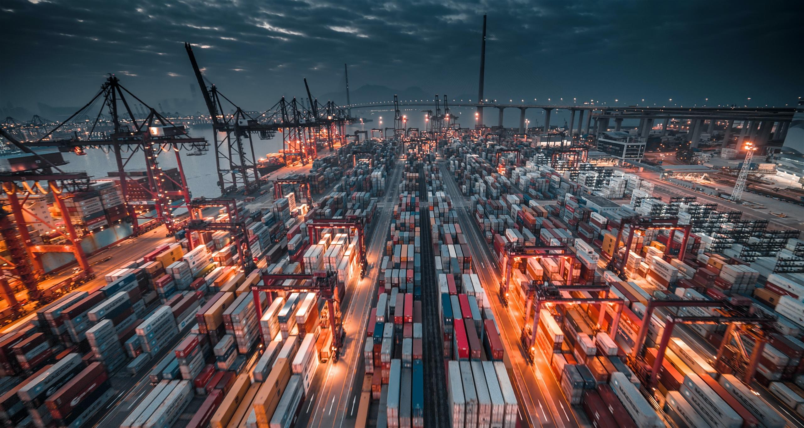 Een zicht op duizenden containers in een haven