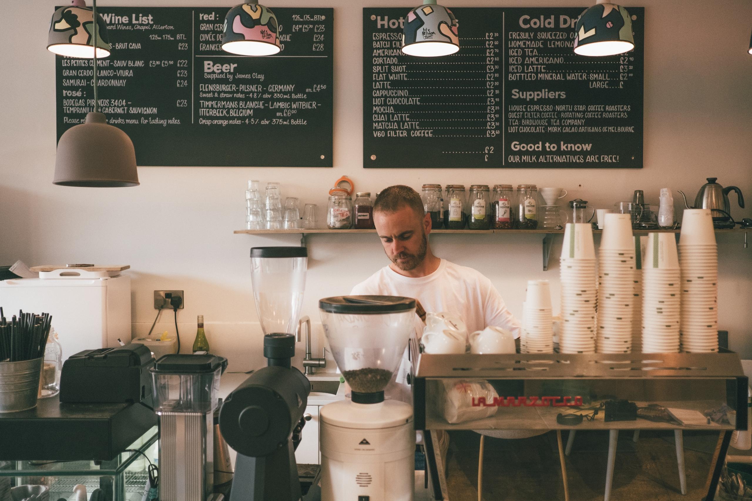 Een man aan het werk in een kleine koffiezaak