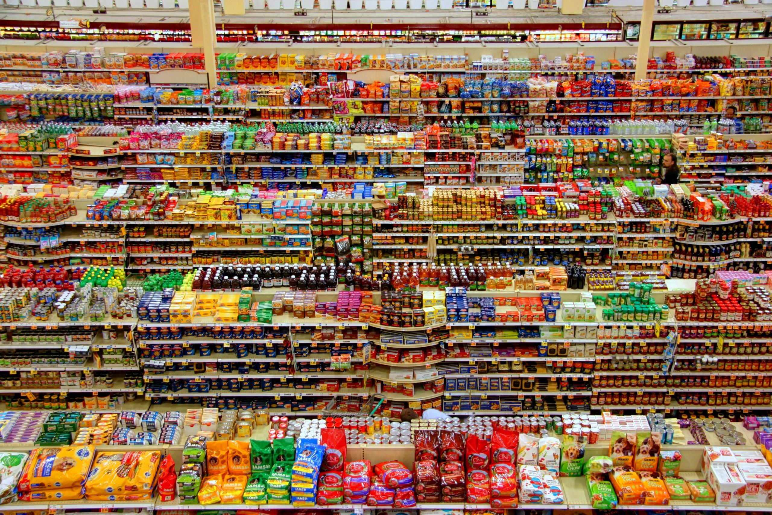 Zicht op een overvolle supermarkt met duizenden producten