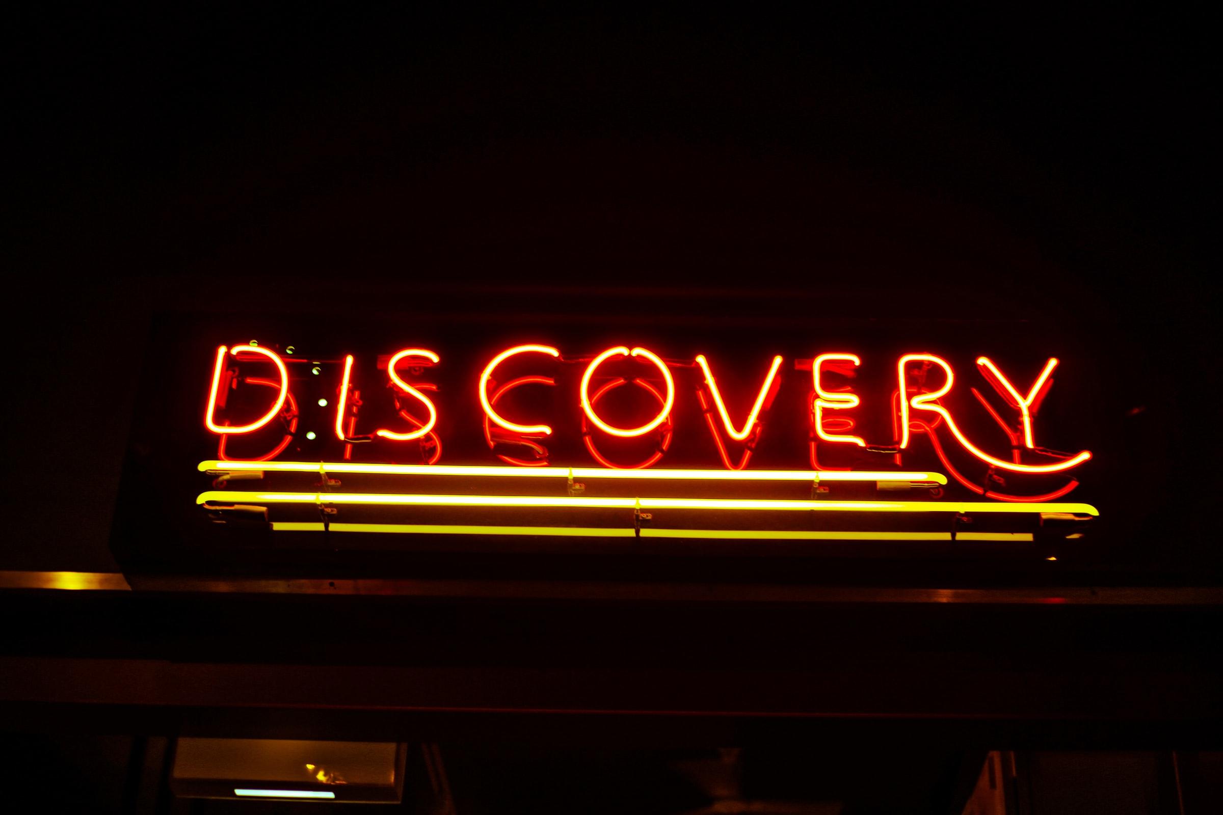 Het woord discovery in neon
