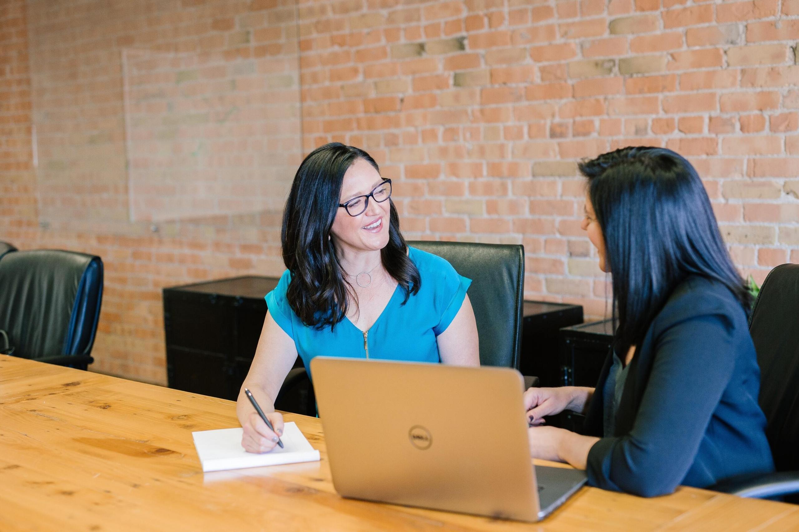 Twee vrouwen overleggen over hun werk