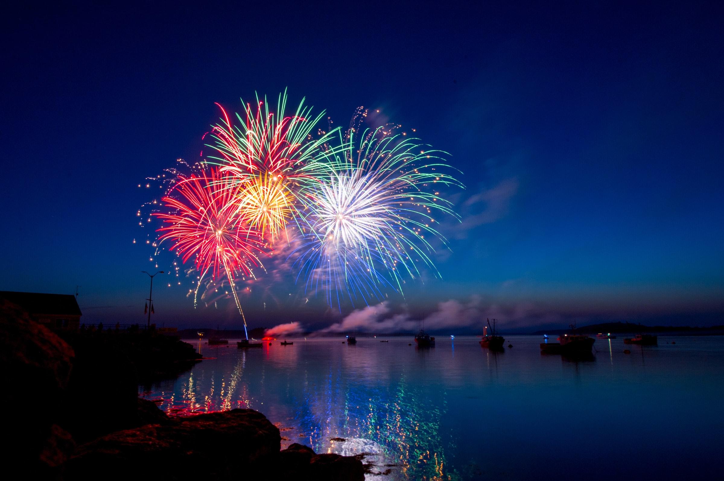 Gekleurd vuurwerk op het water