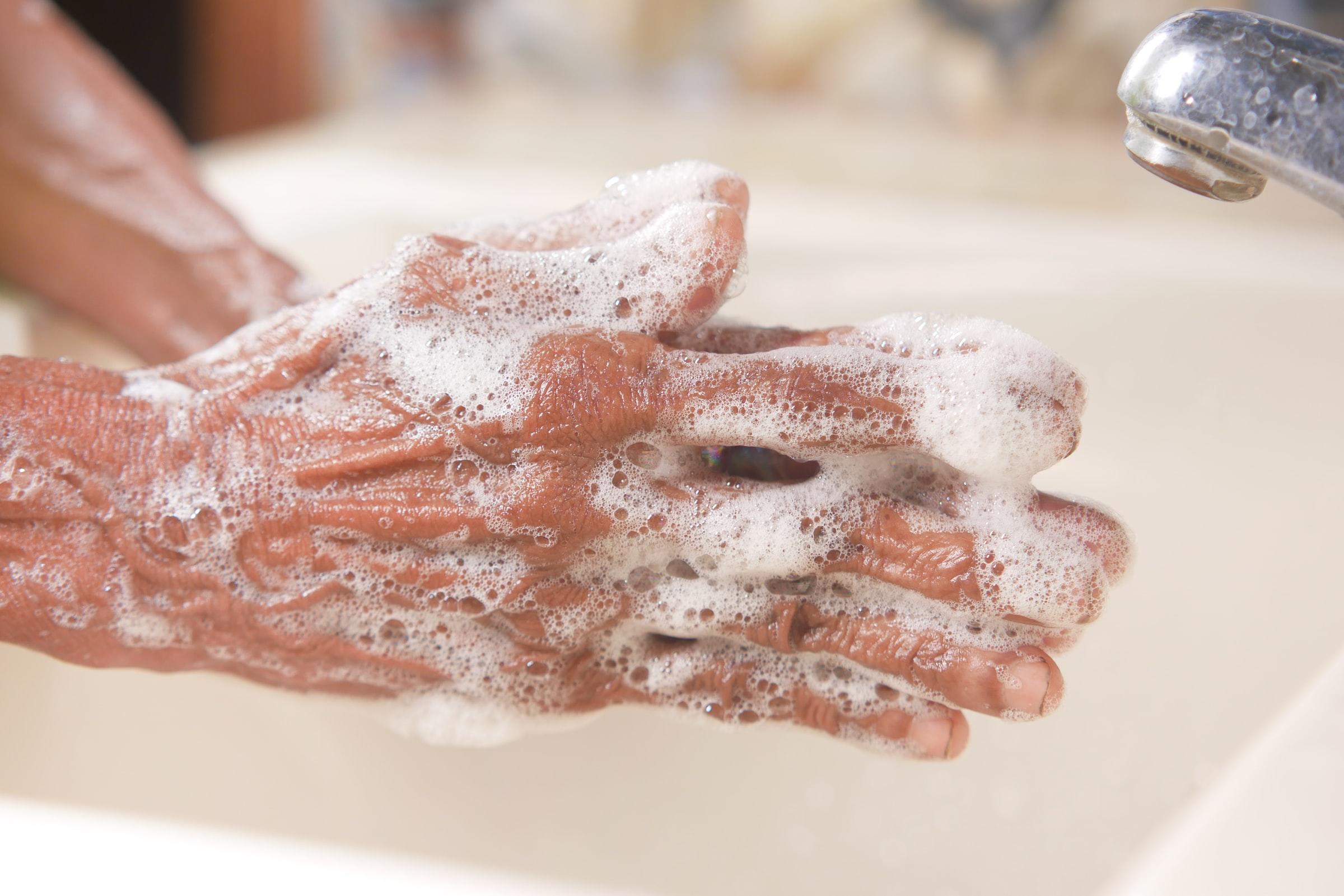 Handen wassen met zeepsop 